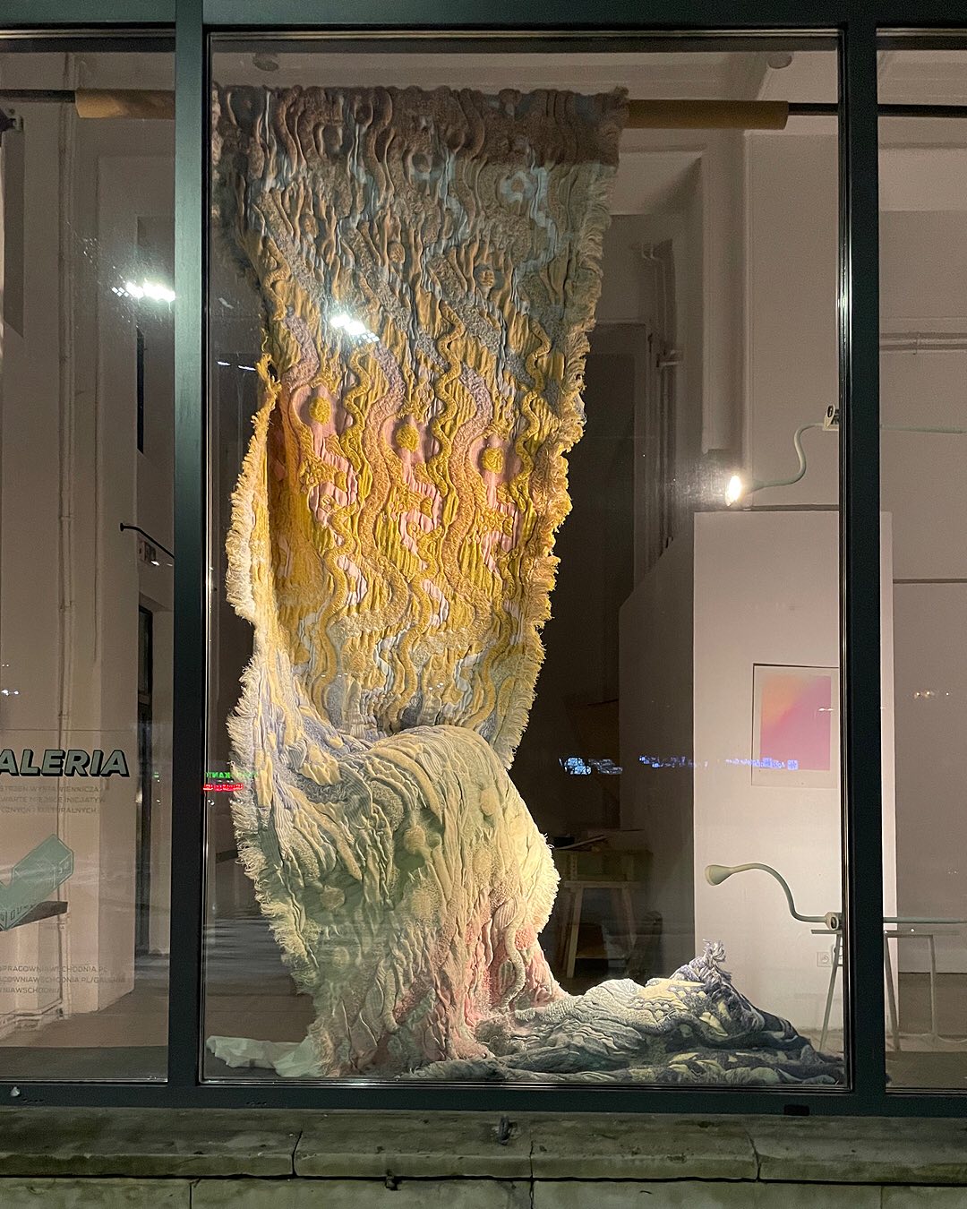 ✨ A look back at my textile exhibition from 2022 to 2025
Grateful for everyone who came, connected, and to all who made it happen. 💫
2025 / Wystawa witrynowa - CZUŁOŚĆ
Galeria Pracownia Wschodnia, Warszawa
From December’24 to January’25 I was honored to be part of the window exhibition Czułość (Tenderness) at Pracownia Wschodnia, connected to the special launch of a unique calendar publication.
Not just a calendar — it was a tactile, hand-printed piece, screen printed with care at the Sito workshop. Every element, from the paper to the palette, was chosen with intention.
Many thanks to the coordinators and curators:
Paulina Mirowska @mirowska.p & Natalia Łajszczak @n.lajszczak & Pracownia Wschodnia @galeriapracowniawschodnia
📸: Paulina Mirowska, Natalia Łajszczak
#ArtExhibition #Weaving #TextileArt #TextileDesign #Czułość #pracowniawschodnia