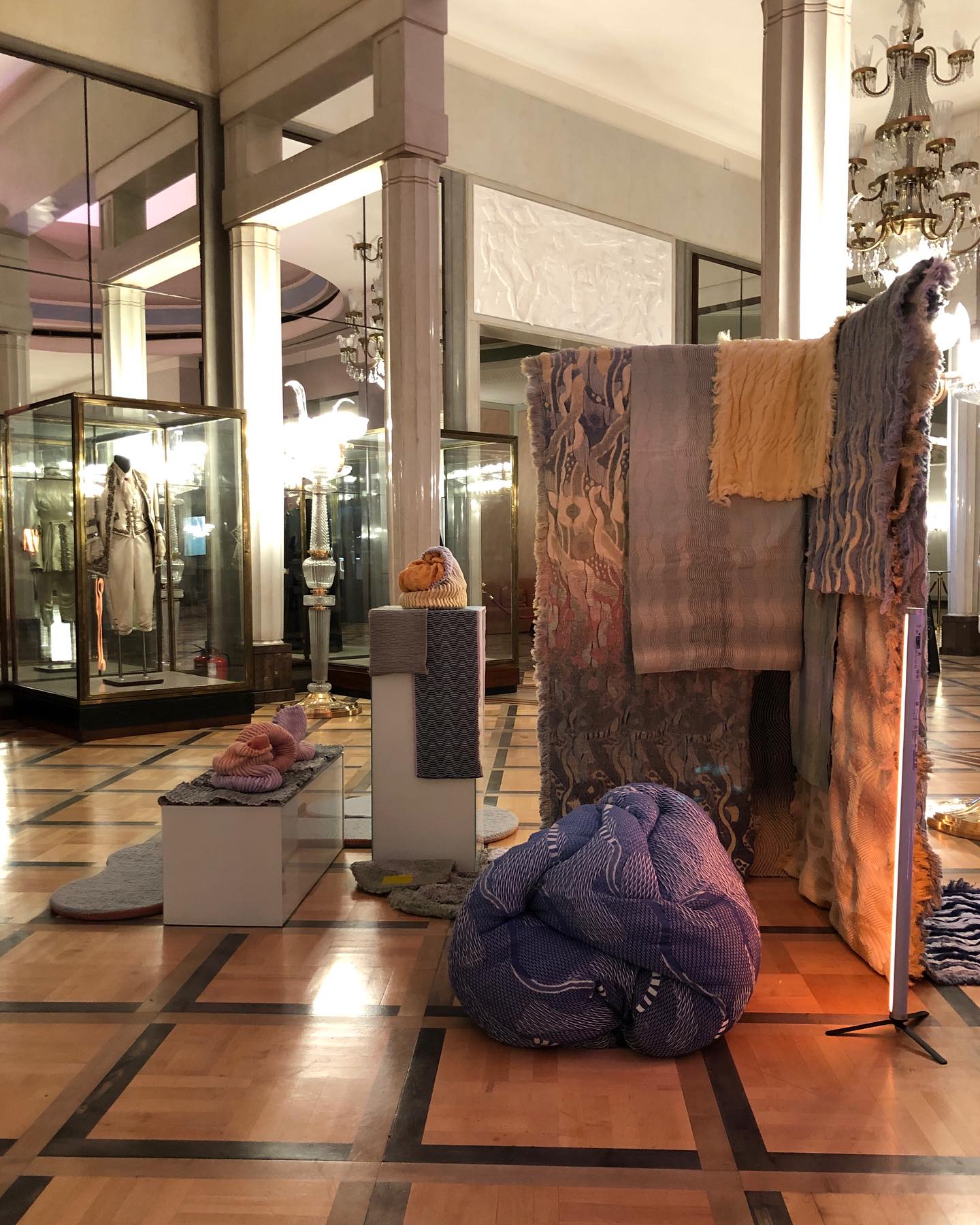 The textiles returned once more to the National Theater in Warsaw — a familiar and powerful space.
As part of the ongoing BMW i7 events, the installation invited guests to engage through texture.
The Teatr Wielki – Polish National Opera in Warsaw. October 2024