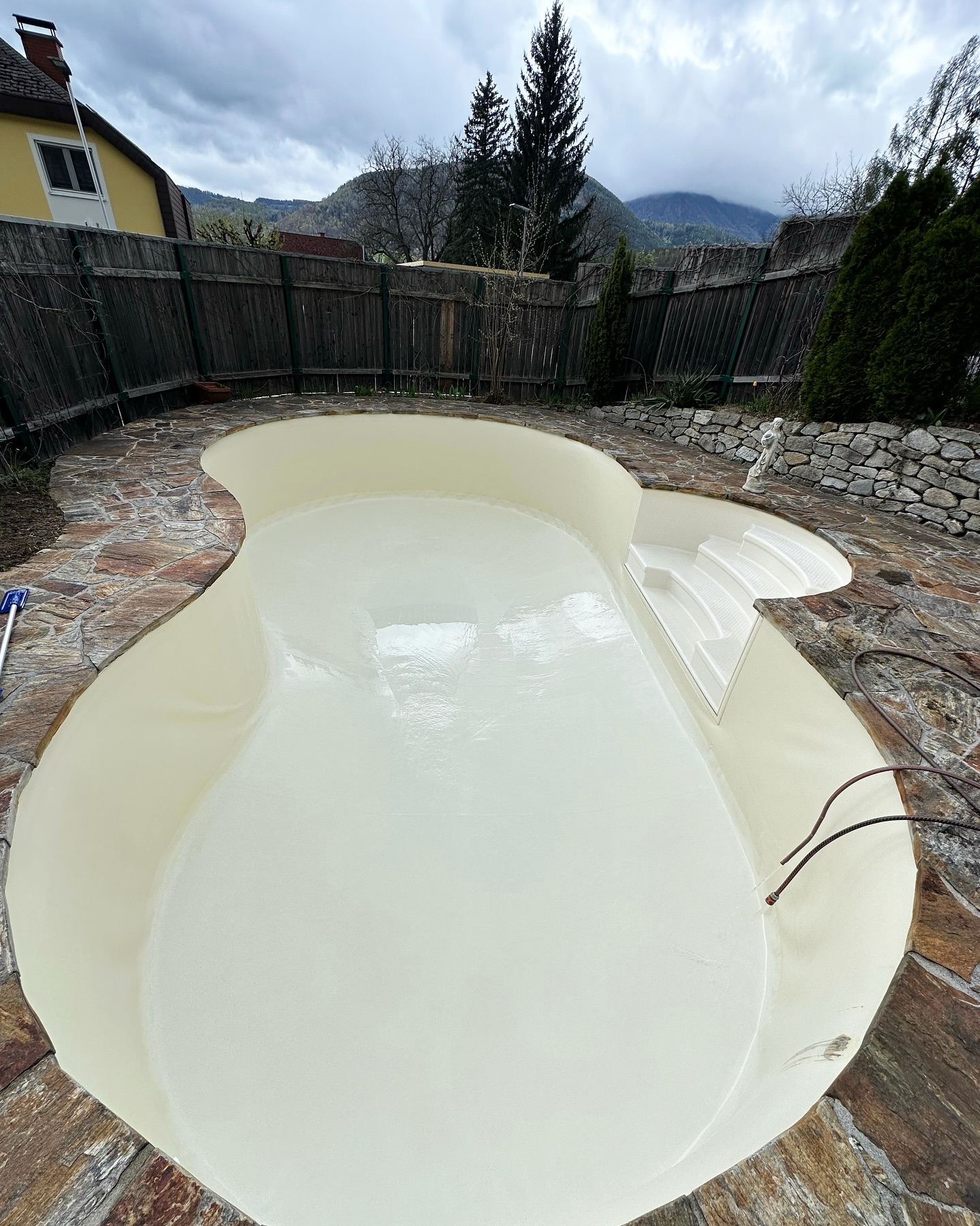 Von grün zu clean 🫧 swipe für das Vorher-Bild.
Wenn sich der Winter verabschiedet, wird’s bei uns ernst:
Algen, Schmutz, Ablagerungen? Kein Problem!
Wir bringen euren Pool in Bestform – gründlich, fachgerecht und mit Liebe zum Detail 👌🏼
#poolreinigung#wieneu#beforeandafter#frühlingsfit #sommerstart#poolfolie#poolservice360#wien#wienumgebung#niederösterreich#poolwien#poolniederösterreich#gänserndorf#korneuburg#gänserndorf