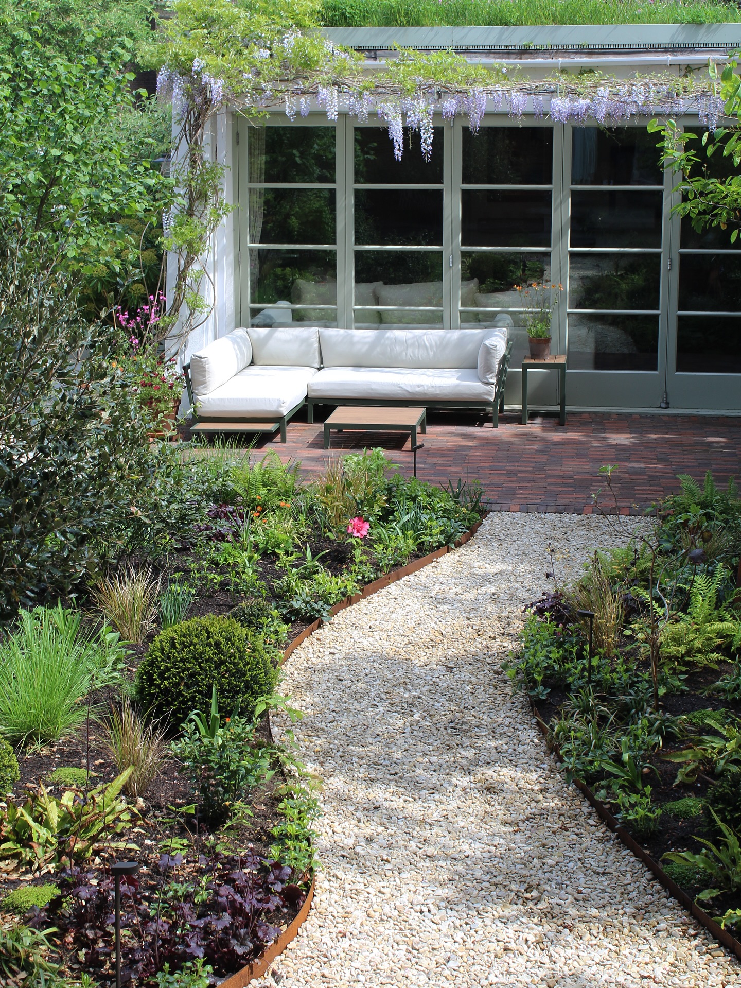 Wisteria having it’s moments right now throughout London and also at the Cottage. This was one we inherited and so worthwhile keeping it. It frames this seating area beautifully and acts as a softer transitional space between inside & out.
Our curved pathway looking great in @allgreengb Cotswold pebbles.
I used three tones of different clay pavers on the terrace from @_londonstone to give us a textured finish and add some fun colours into the colour palette.
Perennial plants are really starting to appear now and can’t wait to see it this summer.