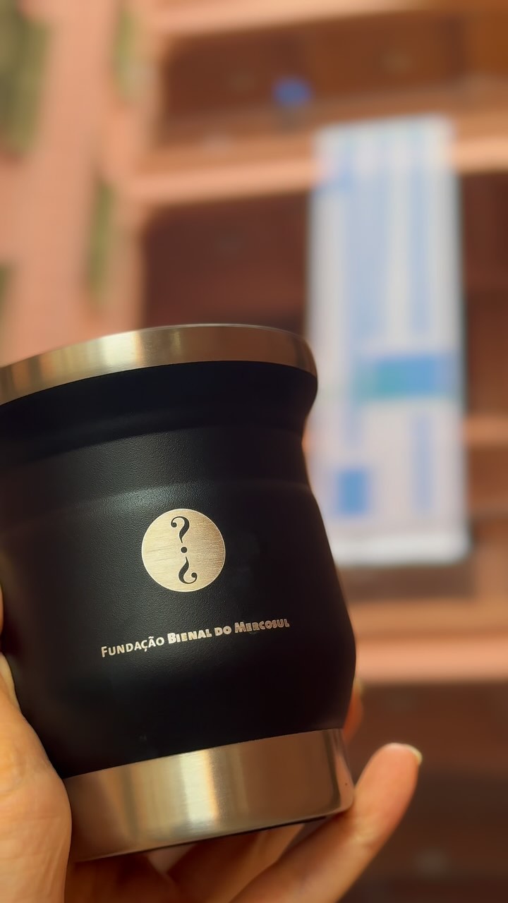 Hoje é Dia do Chimarrão – e a gente celebra com arte na mão.
Essa cuia especial da Fundação Bienal do Mercosul, feita em parceria com a @termolar, é um convite para viver a arte no cotidiano.
Parte da nova linha de produtos da Fundação, ela carrega a tradição gaúcha e o espírito da 14ª edição: partilha, escuta, encontro.
Leva tua cuia contigo pelos 18 espaços expositivos espalhados por Porto Alegre. E quando preparar o mate, que seja também um momento de pausa, inspiração e conexão.
Disponível nas lojas do Instituto Ling (@pra_presente), Casa de Cultura Mário Quintana (@andaimepoa), Margs (@margs_cafe), Iberê Camargo (@lojaibere) e nos sites da Termolar.
