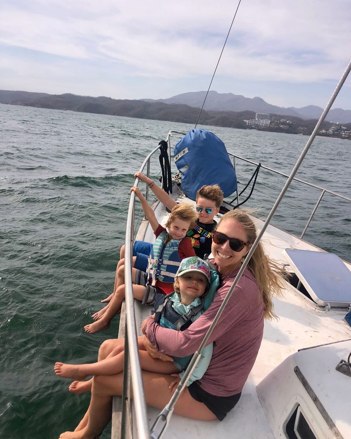 We’re finally back out on the water! ⛵️ After years of work on repairs, Captain Walter has brought our sailboat back to life—and we’re thrilled to be sailing Bahia de Banderas again with our amigos. The kiddos are all smiles getting faceshots from the ocean spray, spotting whales up close, and watching the blue-footed booby birds swoop to say hola. 🌊🐋
#SailingMexico #TailwindJungleLodge #BahiaDeBanderas #OceanAdventures #EcolodgeMexico #JungleLodgeMexico #FamilySailingAdventures