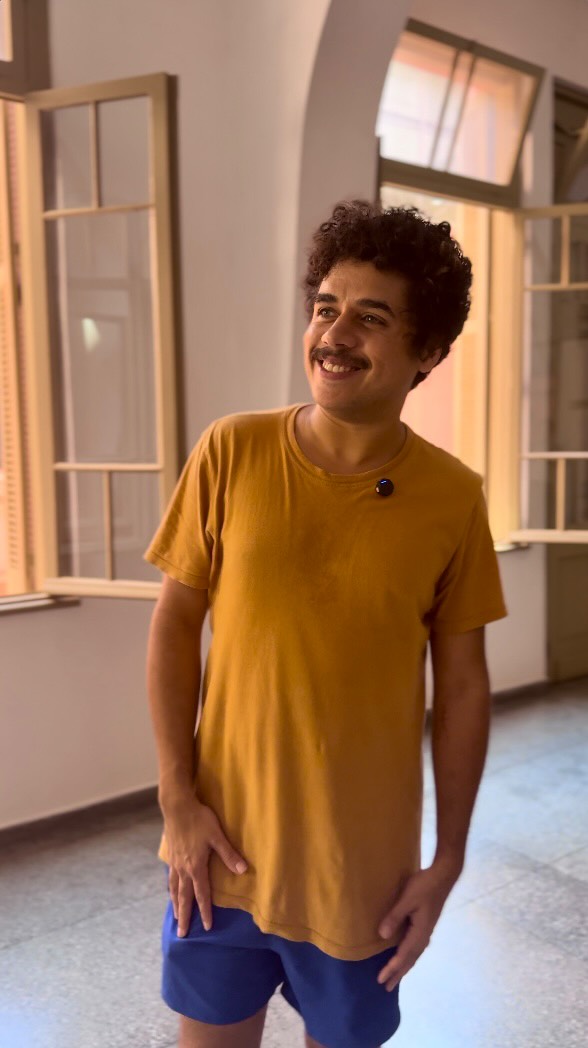 Para @_felipe_rezende, os fluxos migratórios, as relações de trabalho e a passagem do tempo são elementos centrais na construção de suas narrativas visuais, que oscilam entre a ficção e a realidade. Na 14ª Bienal do Mercosul, o artista apresenta duas obras comissionadas: uma pintura em grande escala e uma instalação site-specific composta por pintura em lona de caminhão, caixas de adubo, terra, sementes de milho e soja e um lameirão. Esses materiais foram transportados em um caminhão, que veio de Barreiras (Bahia) até Viamão (Rio Grande do Sul), simbolizando o deslocamento da terra.
Inspirado na mitologia e na literatura, o título da obra exposta na Fundação Vera Chaves Barcellos – Demeter – remete tanto à deusa grega da agricultura quanto ao navio do romance Drácula, que transporta a terra natal do vampiro. A caixa de adubo associa-se ao ponto inicial do ciclo agrícola, cada vez mais marcado pelo uso de sementes transgênicas e por práticas predatórias. Tanto em Uma solução prodigiosa para um problema barulhento, exposta em Vila Flores, quanto na instalação, Rezende propõe uma analogia entre o ciclo destrutivo do agronegócio, cuja força vem da terra ancestral e explorada, e a ação vampiresca, predatória.
Visite os dois trabalhos:
@fvcb__, ter—sab, 09:30–17:00
@vilaflorespoa, ter—sab, 09:30–18:30
Texto por Anna Cavalcanti.
Vídeo feito com imagens da viagem cedidas por Mateus Albino.
English version in the comments.
Apresentado por: @petrobras
Produção: Fundação Bienal do Mercosul
Apoio: @irigaray.guindastes, @lojaspompeia, @gangoficial, @riograndeseguros, @iguatemipoa, @agibank, @vulcabras.oficial, @dufriorefrigeracao, @roxcode.io, @brdeoficial e @art.hoteltransamerica
Media Partner: @grupo_rbs
Apoio Premium: @lojasrenner, @bluevillealimentos e @gerdau
Patrocínio: @crown.embalagens, @caixa e @governo_rs
Patrocínio Master: @santanderbrasil @banrisul
Financiamento: PRÓ-CULTURA - Lei Estadual de Incentivo à Cultura - #proculturars @sedac_rs #culturaessencial
Realização: Lei Federal de Incentivo à Cultura