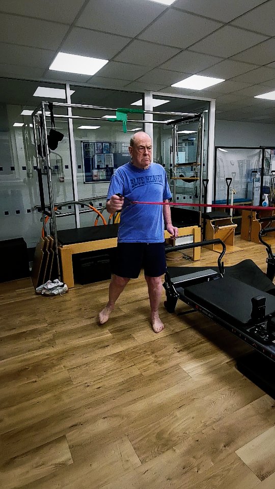 A short compilation of some recent sessions that I've done with my clients using functional movement patterns, resistance bands, plyplyometric training and balance boards. 🏋🏻♀️🤸🏻♂️🔥
#mastermindframes #personaltrainer #functionalfitness #pilates #croydon ##calisthenics #stretchcroydon #healthylifestyle