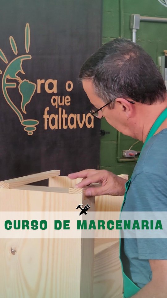 VOCÊ GOSTA DE MARCENARIA e tem vontade de começar a aprender essa linda habilidade? 😍
Então confira o que nosso curso vai te oferecer pra te ajudar a colocar em prática essa ideia e ter uma nova habilidade poderosa que te tornará mais independente nas suas necessidades e ainda se mostrar uma atividade muito prazerosa de praticar e se ter como um hobby! 💚
No curso, você vai aprender: ✏️
✅ Noções sobre a madeira de pinus e outros tipos de material que você̂ pode usar nas suas produções.
✅ Como idealizar e desenhar um projeto de marcenaria
✅ Todas as fases de usinagem da madeira, utilizando maquinário com plainas de desempeno e desengrosso e serra de bancada para preparar a madeira.
✅ Tipos de lixadeiras e lixas existentes e as técnicas de lixamento de madeira, na prática!
✅ Características dos vários equipamentos utilizados na montagem de peças de marcenaria, como a furadeira, parafusadeira, pinador pneumático, furadeira de bancada, serra tico-tico e tupia, assim como as técnicas de montagem utilizadas na construção das peças.
✅ Montagem de gaveta e porta em moveis utilizando corrediças telescópicas e dobradiças caneco.
✅ Técnicas de acabamento final na madeira utilizando a Tupia para deixar suas peças com ainda mais personalidade e toque profissional!
CURSO DE MARCENARIA 🪵🪚
⏱ carga horária: 17 horas (sábado e domingo) de 09 às 17:30hrs
💰 R$ 1090 à vista ou R$ 1195 em até 10x no cartão
Nossas turmas são realizadas em um final de semana (sábado e domingo), mas se por acaso você tem disponibilidade de participar do curso em dias de semana, abrimos turmas de acordo com a flexibilidade de cada aluno, e com um desconto especial para turmas em dias de semana 😉
❗Consulte a gente para maiores informações❗
🌐 Aproveite também para conhecer o nosso site “https://www.eraoquefaltava.eco.br ou acessar pelo link direto da nossa BIO.
💬Ou entre em contato diretamente com a gente por direct!!💬
#cursodemarcenaria #eraoquefaltava #escolademarcenaria #marcenariacompartilhada