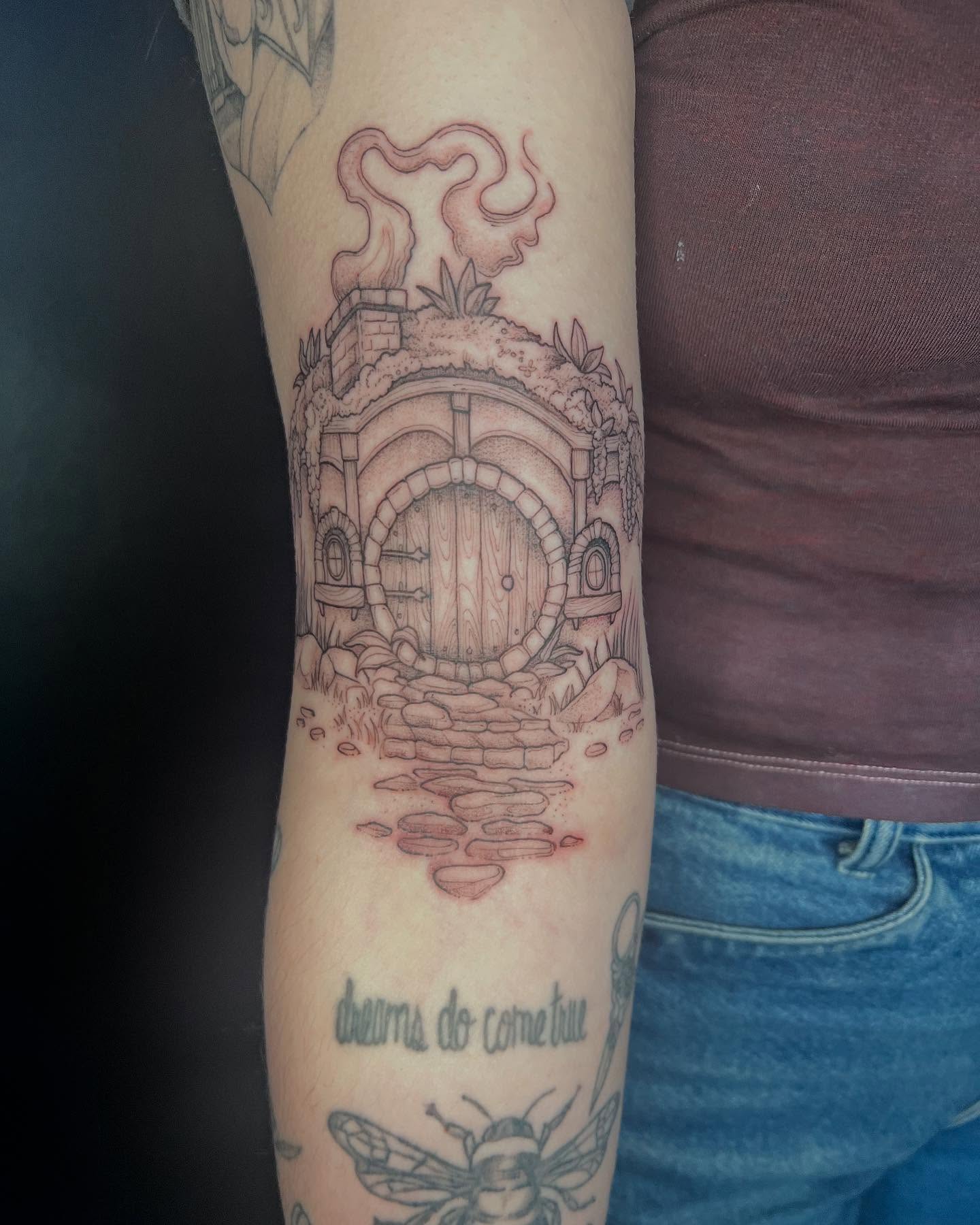 Here are some recent pieces done by @caitgraytattoos !! Check out her page and keep an eye out for when she opens her books! Get your own nature themed pieces!
#nature #floral #lordoftherings #tattoo #tattooartist