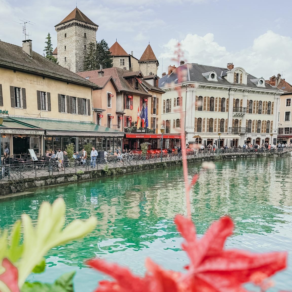 Photo dump Annecy 🇫🇷
1: le Thiou
2: le pont des amours ❤️
3: ma carte postale pour ma collection
4: des canards qui s’incrustent sur notre pédalo
5: chill sur le lac d’Annecy
6: nos délicieuses glaces
7: une tartiflette, la base 🧀
#annecy #annecylevieux #voyagefrance #hautesavoie