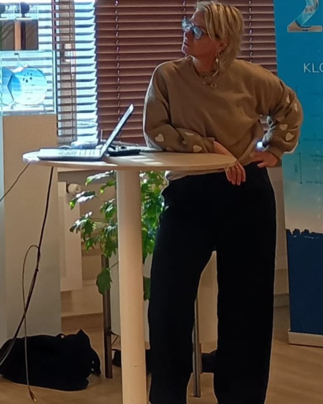 Waarom zou je als bedrijf kiezen voor liefde? Voor mij is het zo duidelijk maar ik weet dat het woord “liefde” voor sommigen ingewikkeld is. Ze denken vaak aan romantische liefde.
Voor mij is liefde iets universeels. Investeren in mensen ipv geld.
Liefde is moedig zijn, liefde is keuzes maken. Kiezen voor je mensen. Voor de planeet. De planeet iets mooier achter laten voor onze kinderen. Liefde is investeren in het mooier maken voor iedereen ipv investeren in angst/geld wat ten koste gaat van alles. We leven in een wereld waar “groei” vaak betekent:meer willen. Groter. Sneller. Maar kijk om je heen. We kunnen niet en blijven groeien en duurzaam zijn. We moeten keuzes maken.
En het huidige systeem-gebaseerd op angst-is gebouwd op hiërarchie en controle.
En hiërarchie betekent voor mij uit verbinding en niet gelijkwaardig.
We zijn echt uit verbinding met elkaar, met onszelf en met de wereld.
Als ik CEO was, zou ik iedere dag weer kiezen voor liefde.
Omdat liefde de enige weg is naar echte verbinding. En met de keuze voor liefde komt ook: betrokkenheid, innovatie, nieuwe energie en ja- uiteindelijk ook winst.
Maar dan winst die gedragen wordt. Niet ten koste van alles, maar in balans. Welkom in wonderland🧡