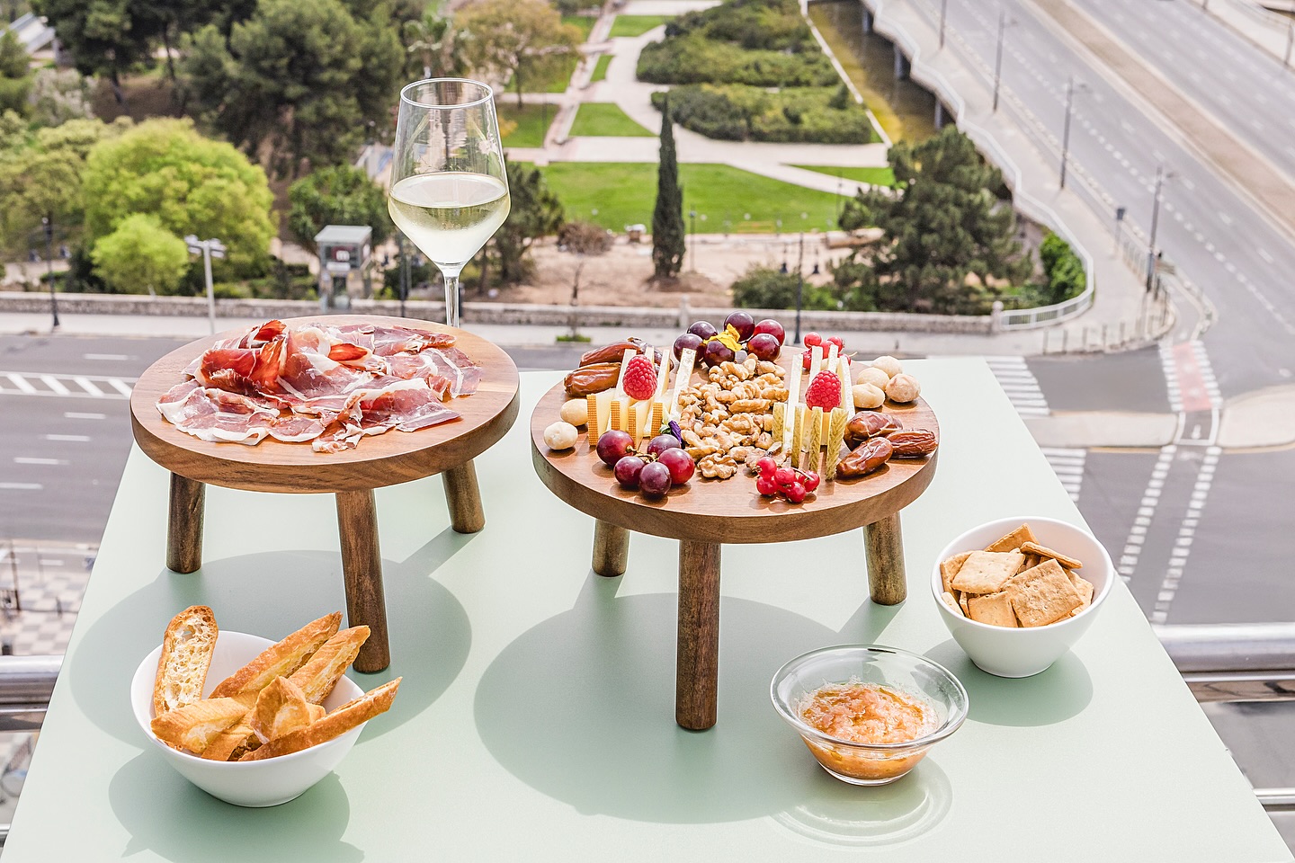 Where the city meets the sky 💫
Brindis, sabores y las vistas que conquistan Valencia desde lo más alto.
#SkyBarValencia #rooftopvalencia #rooftopvibes #valenciasecreta #planesvalencia #sunsetlovers #valenciarooftop #rooftoplife