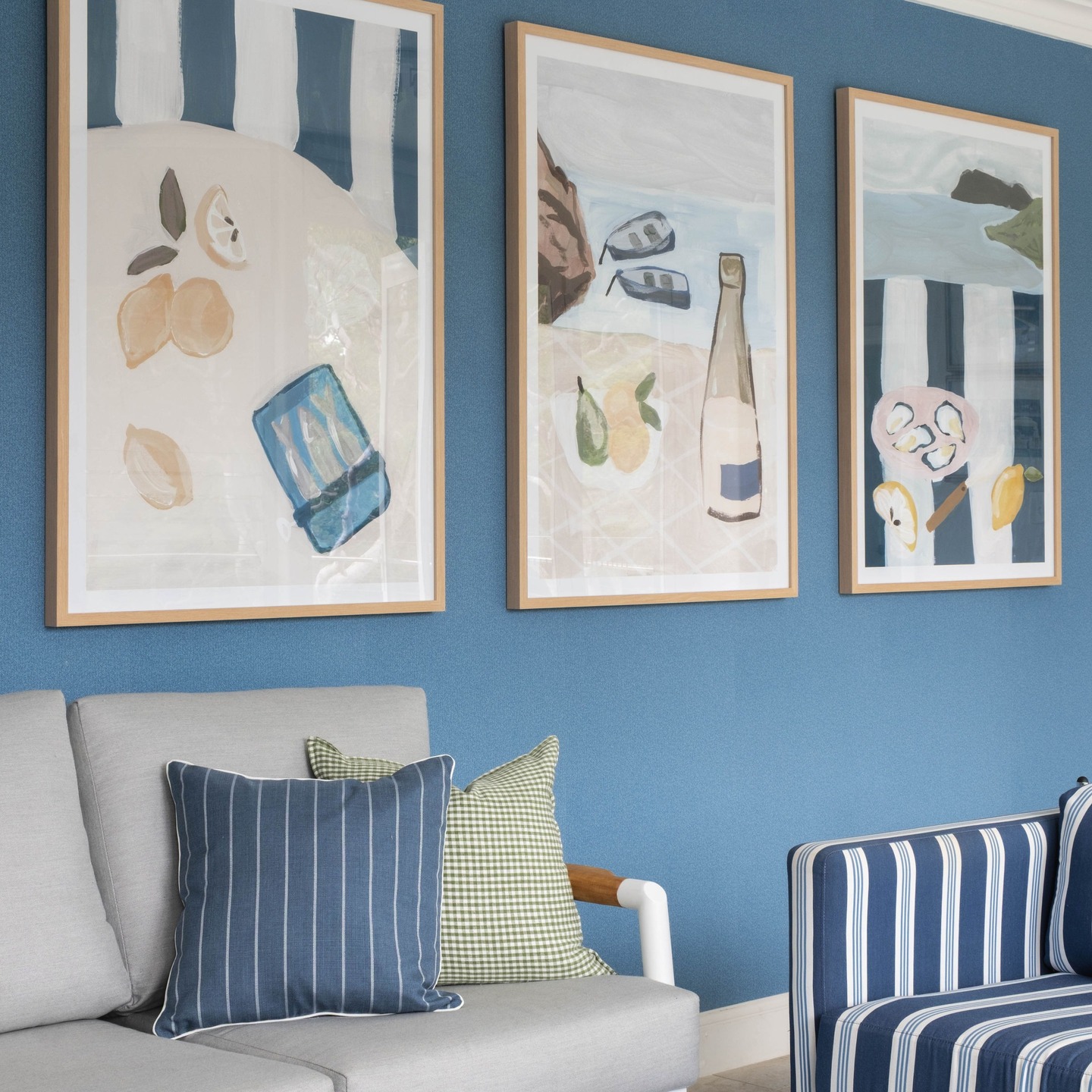 Happiness starts at home.
Choose to surround yourself with things that you love 💙 and if that happens to be blue on blue and stripe on stripe then hell yes I say.
Oversized artworks add interest and a sense of fun here.
📸 Shout out to @joanasousaphoto for this fabulous capture.
#sydneydesigner
#northshoredecorator
#interiordesignernorthbridge
#styling
#blueandwhitedecorating
#patternplay
#interiordesignisfun
#havefunwithcolour
#colourcrush
#interiordesignsydney
#homedecorating