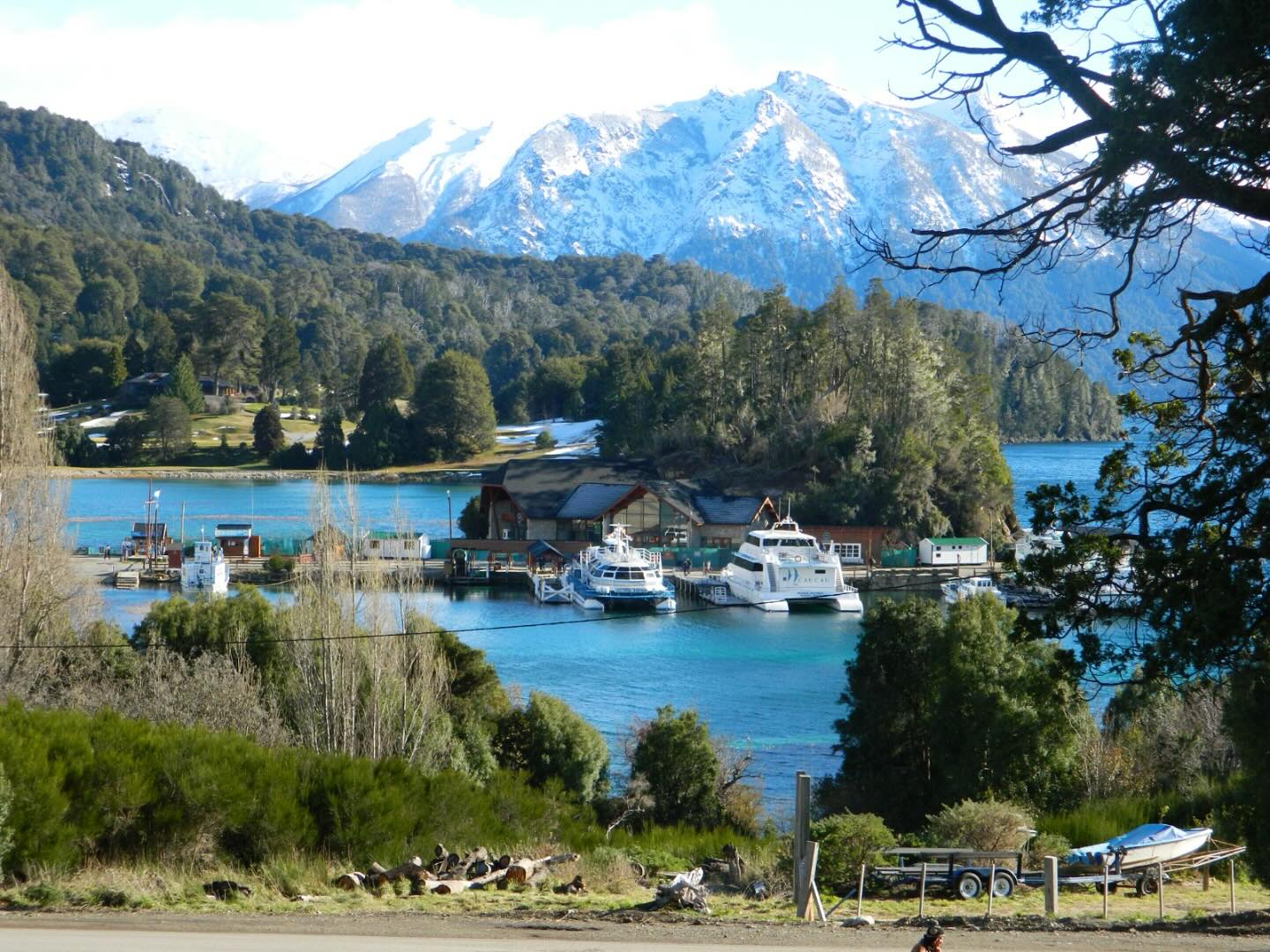 Scorcio sul Lago Nahuel Huapi nella Patagonia Argentina. Dalla città di Córdoba, dopo aver attraversato le province di La Pampa, Neuquén e Rio Negro, percorrendo circa 1700 km, abbiamo fatto tappa nella città di San Carlos de Bariloche, per scoprire il bellissimo lago andino di Nahuel Huapi. Da lí ci siamo spostati lungo tutto il perimetro del lago, visitando, fra le altre città, anche Villa La Angostura, sulla famosa Ruta 40. #argentina #patagonia #patagoniaargentina🇦🇷❄️ #lagonahuelhuapi #ruta40 #bariloche