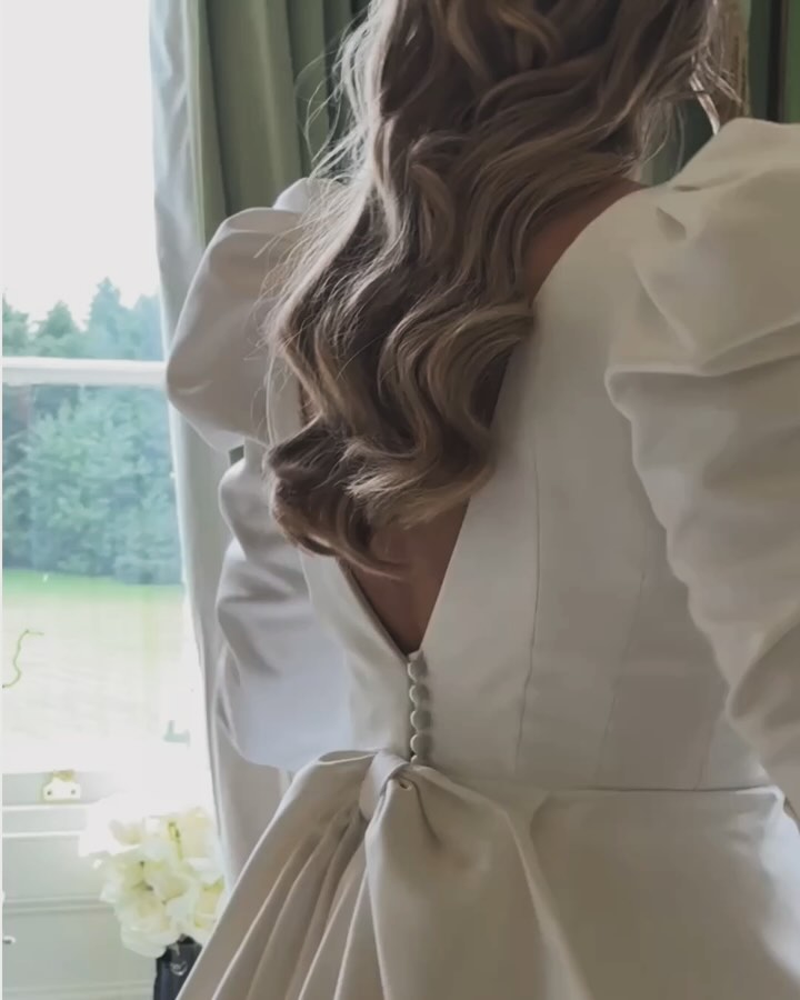 oozing with sophistication, my gorgeous bride @halesmarie15 getting ready at @stubtonhall last November.
Haley redesigned her dream dress with the help of @maisiedarlingbridal - the dress was originally made a few years ago by @alanhannahbridal which haley had modelled but by deconstructing it and changing some key features including the sleeves, neckline and adding the bow at the back, enhanced this look to another level, and we can all agree how breathtaking she looked.
Paired with the hair and Haley doing her own make up, her final look is most definitely fit for a princess.
______
bride - @haleymarie_mua
MUA - brides own @haleymarie_mua
dress - @alanhannahbridal at @maisiedarlingbridal
hair - @haircreationsbycolette
florals - @jacaranda_flowers
shoes - @manoloblahnik
earrings - @chanelofficial
venue - @stubtonhall
#weddingdress #bespokewedding #bespokeweddingdress #bridetobride #bridesdress