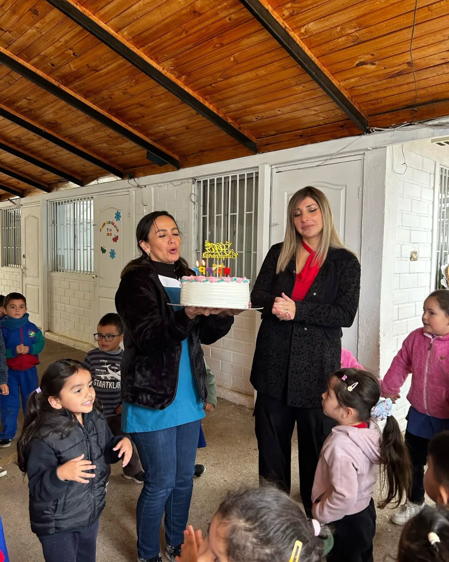 Equipo Puerta del Sol envía un afectuoso saludo a nuestra Directora Carol Castillo en el día de su Cumpleaños.
Esperamos que este día sea el comienzo de un año inolvidable, repleto de logros y alegrías. 🫶
Agradecemos tu arduo trabajo, potenciando día a día el respeto, empatia y capacidad de escuchar a la comunidad educativa ❤️ 🫶 🎂