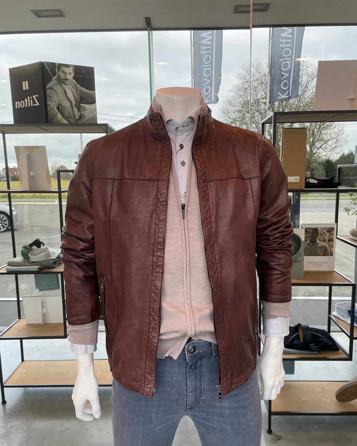 Goed nieuws voor liefhebbers van tijdloze mode: lederen jackets zijn back in business! 🖤 Of je nu kiest voor een klassieke biker, een minimalistische look of een vintage touch, een lederen jas is dé investering die jarenlang meegaat.
Kom langs op donderdag, want dan is het late night shopping bij Kovaloff! We zijn open tot 22u zodat jij op je gemak de perfecte outfit kan vinden.
#Kovaloff #LateNightShopping #LederenJacket #TimelessStyle #MensFashion