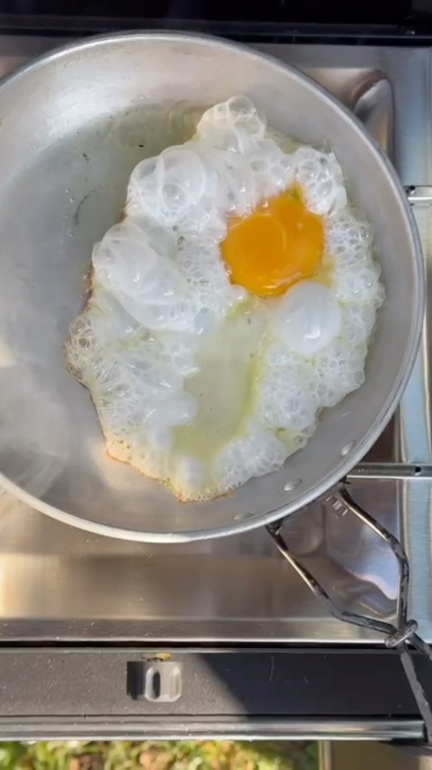 Kaffee zischt, das Ei brutzelt – draussen schmeckt alles besser.
Mit der Vaya Boardkitchen 604034 wird selbst ein einfaches Frühstück zum Moment.
#Kaffeeliebe #VanlifeFrühstück #draußenzuhause🏕️
#VayaBoardkitchen
#vayaproducts