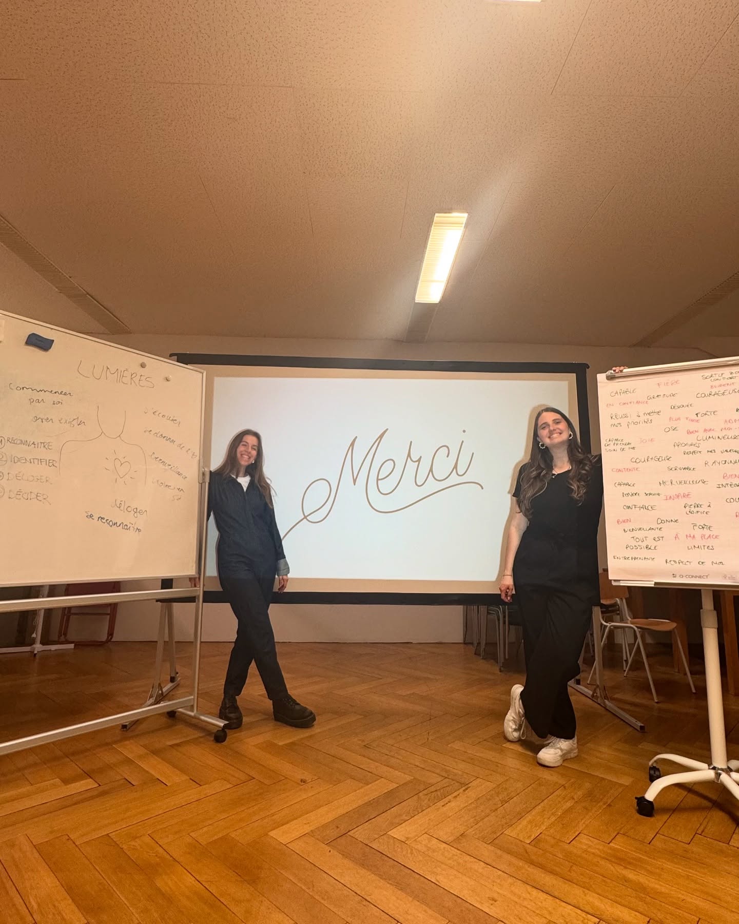 Les Ateliers Muntu et le monde associatif
La Formation Humaine Intégrale offre des outils adaptés à tous les groupes de personnes: enfants, jeunes, adultes, seniors, familles. Mais saviez-vous qu’elle offre également des outils de choix pour le monde associatif?
Nos deux interventions avec @benevolat_fribourg_freiburg en témoignent. Que ce soit en 15’ lors du Forum du Bénévolat pour répondre à la question « à quoi bon s’engager? » ou lors d’une formation sur la « communication non-violente », la FHI offre une réponse adaptée aux besoins du terrain: pas de grandes théories mais des outils pratiques et concrets facilement applicables au quotidien.
Remettre les personnes dans leur objectif personnel, valoriser leur engagement et leurs ressources, engager un groupe dans un objectif commun, apprendre à gérer les tensions au sein d’un groupe varié: autant de possibilités qu’offrent la Formation Humaine Intégrale.
Car l’expérience de chacun a une immense valeur qui n’attend que d’être mise en lumière.
Et si on commençait par la vôtre?
www.muntu.ch