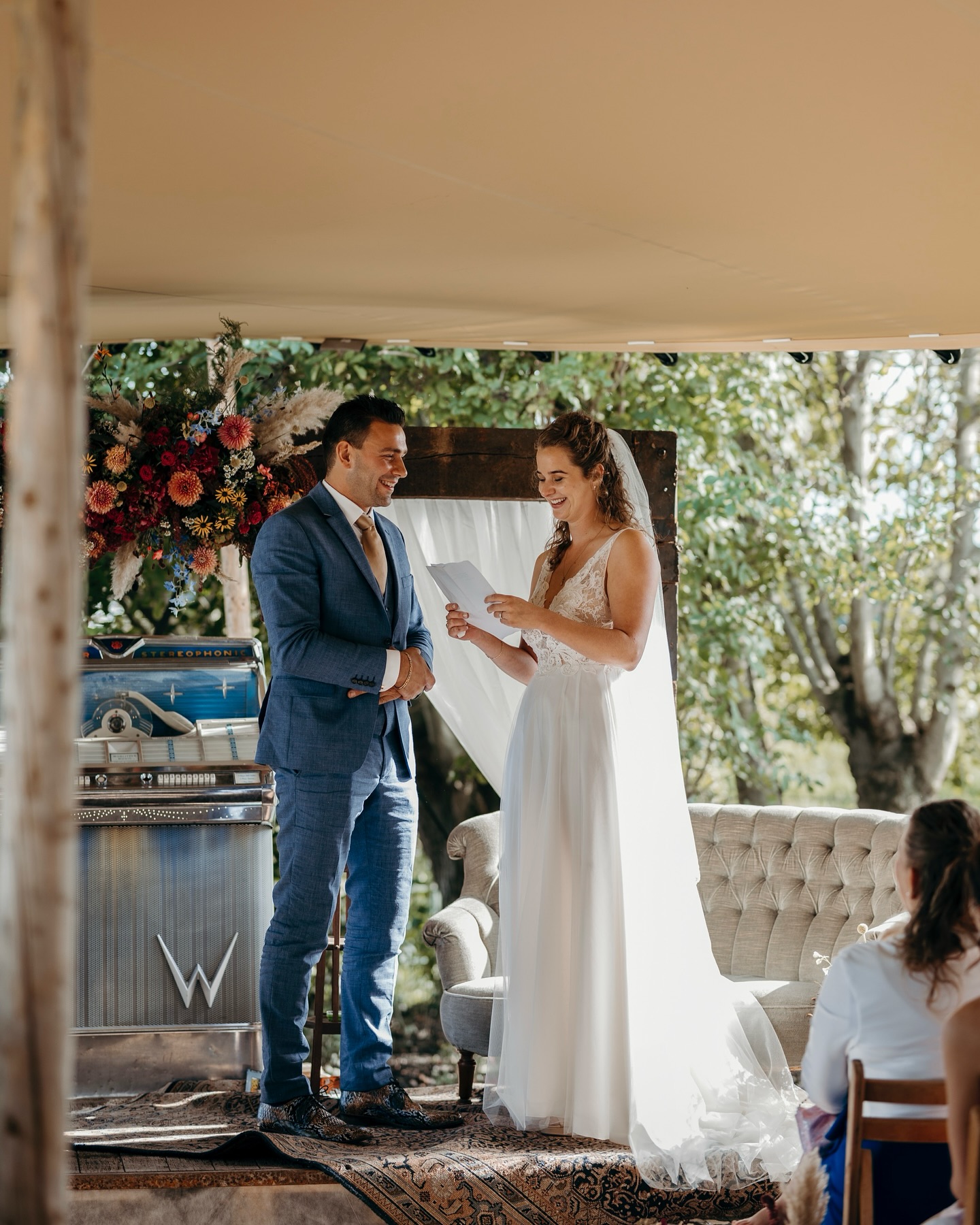 Naast dat ik jullie natuurlijk de hele dag door vastleg, vind ik het net zo belangrijk om jullie gasten in beeld te brengen.๐๐ผ
Het plezier van jullie vrienden, een dikke knuffel van oma of de trotse blikken van jullie ouders - momenten die jullie wellicht zelf niet eens mee krijgen op dat moment, maar die zoveel waarde hebben om later op terug te kijken! ๐
#byemilyvisser #trouwfotograaf #bruiloftherinneringen #echtemomenten #trouwdaggeluk #liefdeopbeeld #documentaryweddingphotography #onvergetelijkemomenten #gastenvandedag #emotieinbeeld #trouwreportage