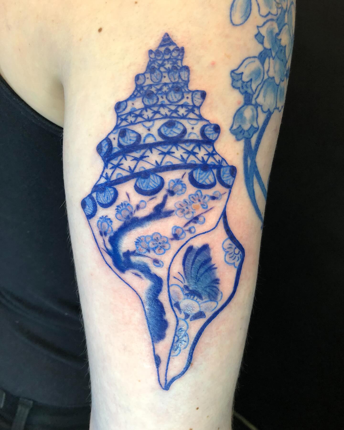 Some recent works from @basil_teeth - doing gray wash and their signature blue works too! Their books are open, so hit him up via email to get your piece from him before summer is in full swing!
#tattoo #tattooartist #graywash #littleguys #cats #shells