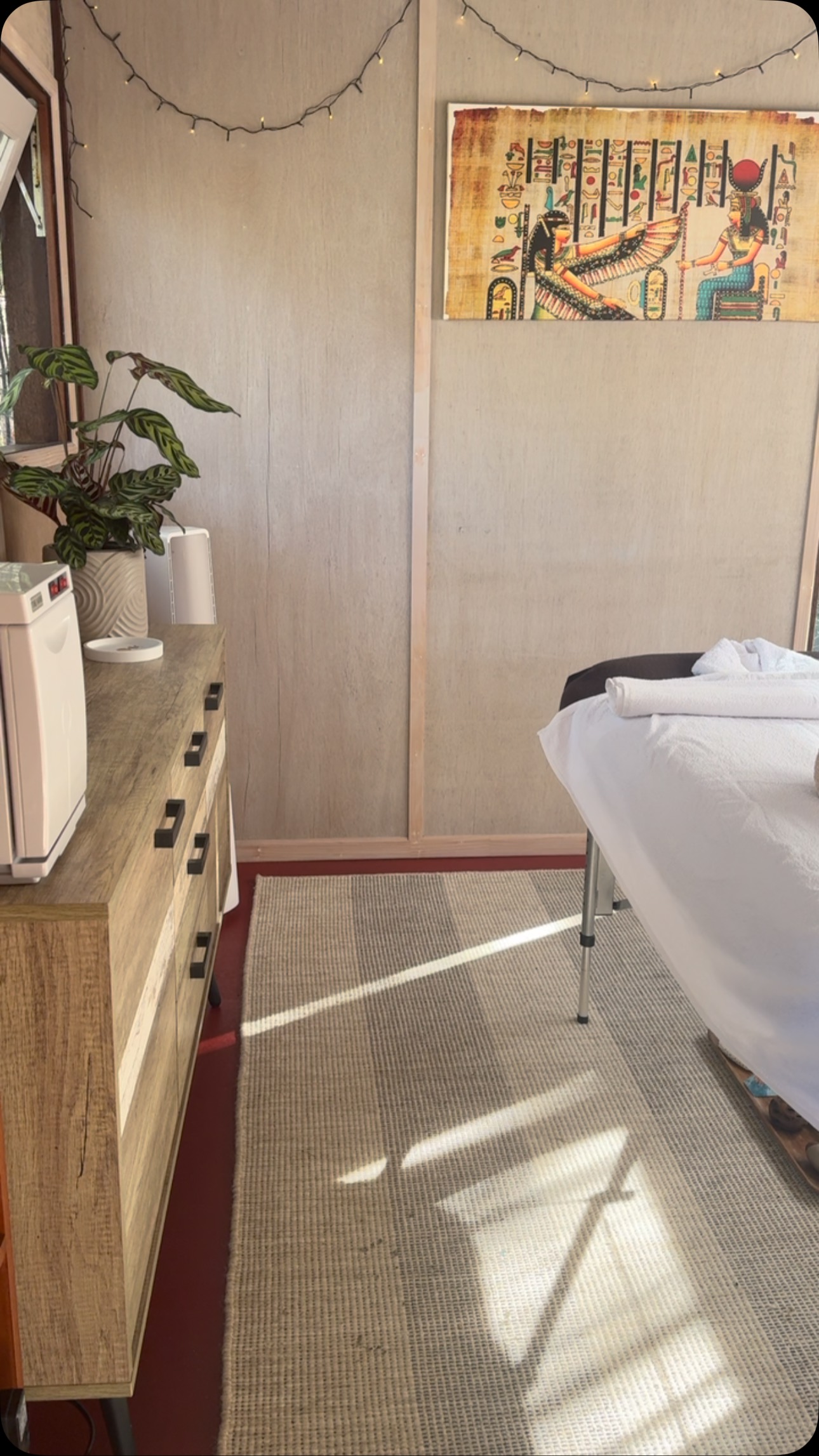 Early morning treatment was met with soft shadows and the smell of warm honey wafting into the studio from my nearby beehives 🥰🐝
#reflectagneswatermobilespa #agneswater #agneswater1770 #visitagnes1770
