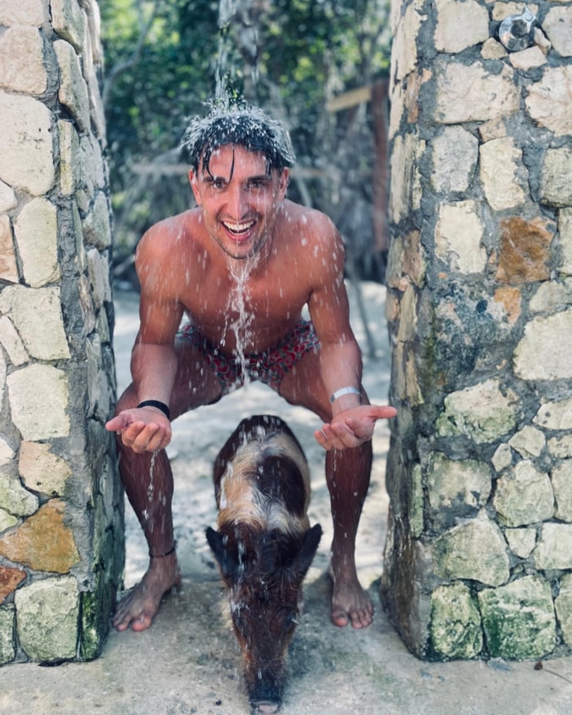 Nothing but GOOD VIBEZ❤️! #ʙᴏᴏᴋɴᴏᴡ
#007beachclub #roseisland #swimmingpigs #bahamas #roseislandbahamas #goodvibes