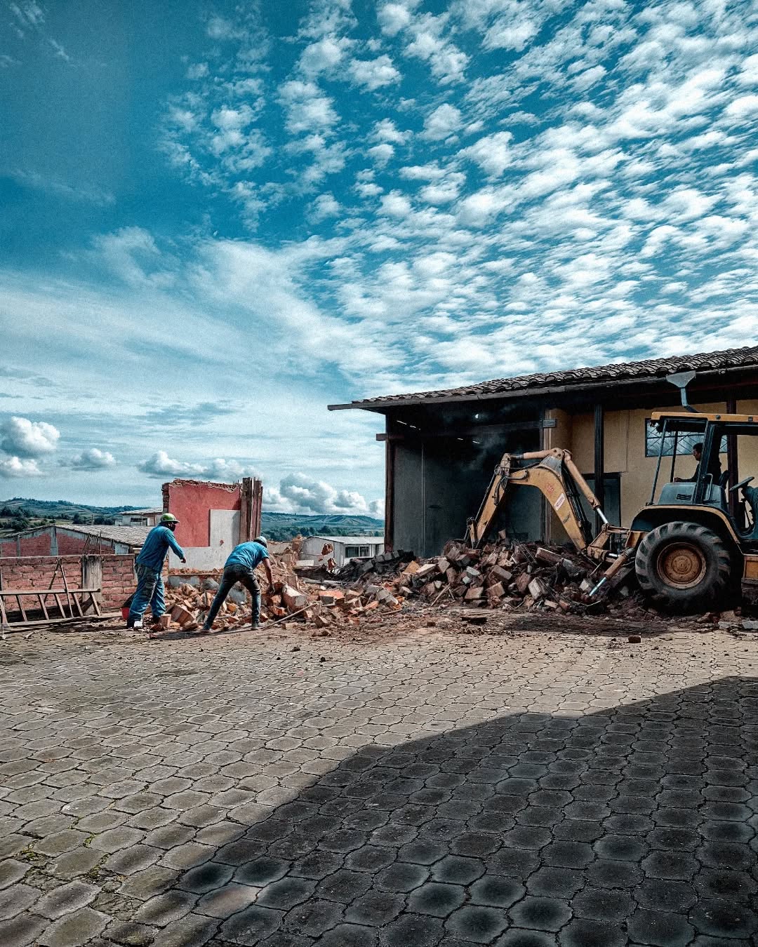 Actualmente nos encontramos en la fase de limpieza y demolición controlada. Se han retirado añadidos ejecutados en décadas posteriores para recuperar las proporciones y características espaciales del proyecto original, construido en los años 60.
Esta intervención permitirá poner en valor la estructura existente y sentar las bases para una rehabilitación respetuosa y coherente con la esencia de la vivienda.
#architecture_hunter #construccion #avancedeobra #Rehabilitación #remodelación #Arquitectura