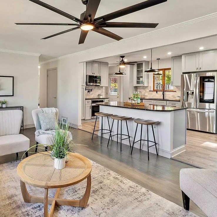 Just staged and already under contract #homestagingdmv #vacantstaging #stagingsells #arlingtonrealestate #virginiastaging