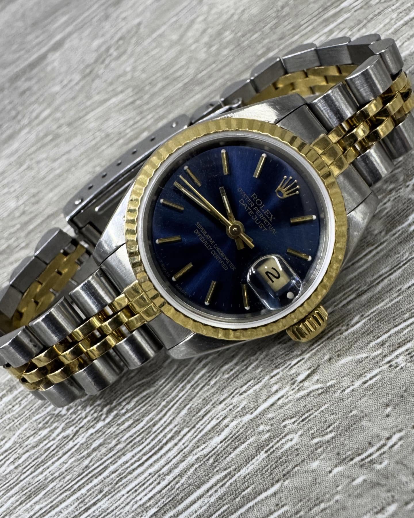 Two-tone perfection, timeless appeal. This 26mm icon pairs stainless steel and yellow gold with a blue dial for a look that’s effortlessly classic. Precision automatic movement meets vintage charm. Available now — DM for details.
#LuxuryWatch #TwoToneStyle #WatchCollector #VintageWatch #AutomaticMovement #TimepieceTuesday #LuxuryLifestyle #DailyWristWatch