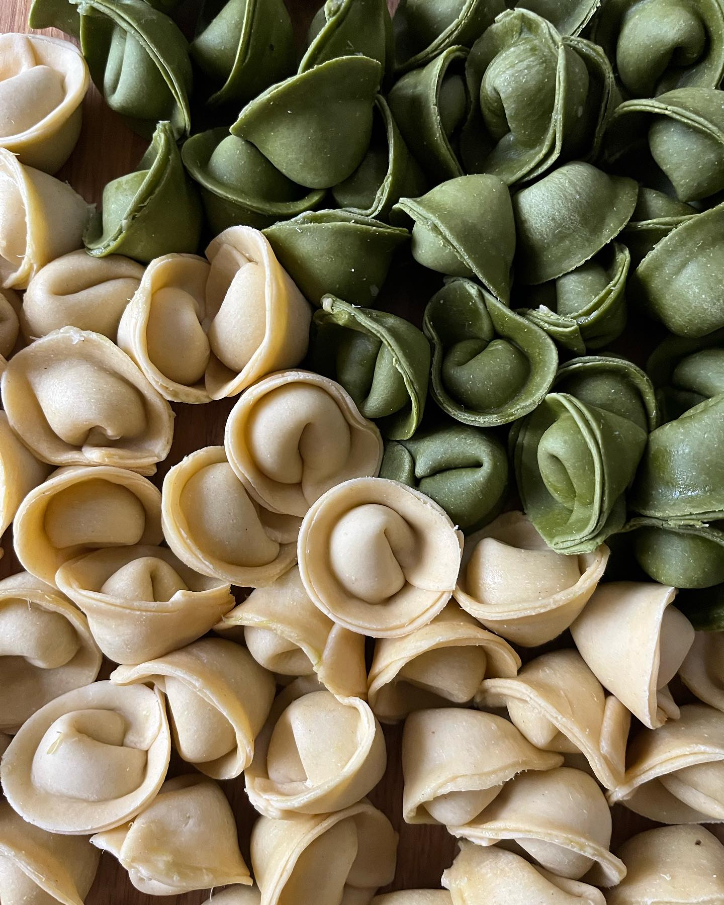 Adding a pop of color to your weekend with these two-toned cappelletti 💚🤍 all it takes is to split your pasta dough recipes in half and add a coloring to one half before kneading. In this case, I used green spirulina as I wanted a vibrant green but have exactly the same consistency as the plain dough. Other times, when it’s ok for me that the consistency varies a bit, I like to work with blended spinach or basil purée for an equally stunning color 💚💚💚
Ps, if you are looking for some guidance on making the perfect pasta dough, check out the pasta making 101 section on the @homemadepastastudio website, or go directly to the online pasta workshop!
•
•
•
•
•
#freshpasta #pastafresca #homemadepasta #pastalovers #foodie #eattheworld #foodforthesoul #goodmoodfood #pastalover #feedfeed #italiancooking #onmytable #girlswithgluten #chosepasta #foryoupage #explore #workshop #pastatools #italiantools #brasspastatools #madeinitaly