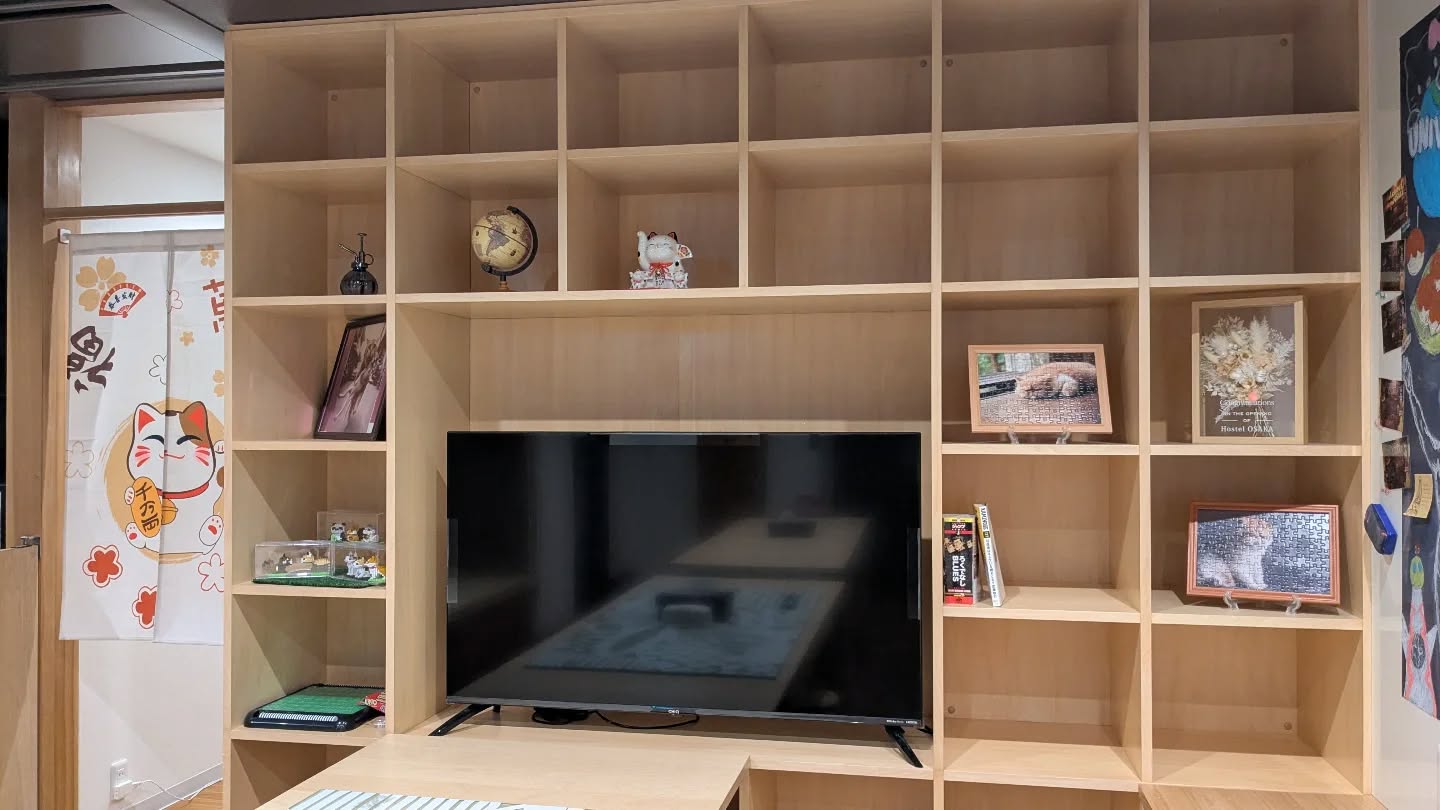 Welcome to the 6th floor lounge at Hostel Osaka 🏡📺
Here is a peek at our big shelf that surrounds the free-to-use TV
and yes, we really love cats 🐱💕
Can you spot how many are hiding in the photo? 👀✨
We are also thinking of adding some new decorations to fill in the empty spaces.
Got any fun or cozy ideas?
Drop your suggestions in the comments
we would love to hear them! 🖤👇
======================
Where elegance meets adventure, and every stay feels like home.
📩 contact
contact.hostel-osaka@meishin-group.co.jp
☎ 06-4301-5466
======================
#catsworld #cat #民泊 #ホステル #ホステル暮らし #hostel #hostellife #travel #travelawesome #トラベル #大阪旅行 #japan #osaka #오사카온천 #osakajapan #大阪観光 #日本 #온천여행 #トラベルスタイル #トラベルグラマー #バックパッカー #backpacking #ınstatravel #explorepage #explore #ınstagood #amazing #南森町 #梅田