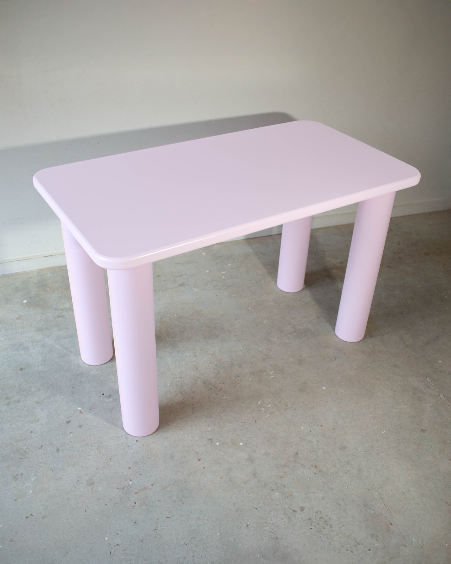 CUSTOM GLOSSY PINK DESK 💅
Such was a fun little project. My favourite part is the sneaky hidden cavity in one of the legs for all the electrical cables (see pic 2)