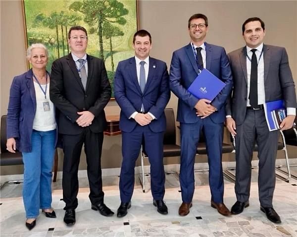 ANJUD REALIZA REUNIÃO COM PRESIDÊNCIA DO TJPR PARA AVANÇAR NAS DEMANDAS DOS AUXILIARES DA JUSTIÇA DE NÍVEL SUPERIOR. No dia 10 de abril de 2025, o Conselho Diretor da ANJUD esteve reunido com a Presidência do Tribunal de Justiça do Paraná (TJPR) para tratar de temas relacionados às reivindicações dos Auxiliares da Justiça de Nível Superior. Por designação da Desembargadora Lidia Maejima, a reunião foi conduzida pelo Juiz Auxiliar da Presidência, Dr. Ricardo Henrique Ferreira Jentzsch, que é responsável por dar andamento às demandas relacionadas aos servidores do Tribunal, prosseguindo as conversas iniciadas em fevereiro deste ano com o Secretário-Geral e Consultor Jurídico, Vinícius André Bufalo. WWW.ANJUD.COM.BR