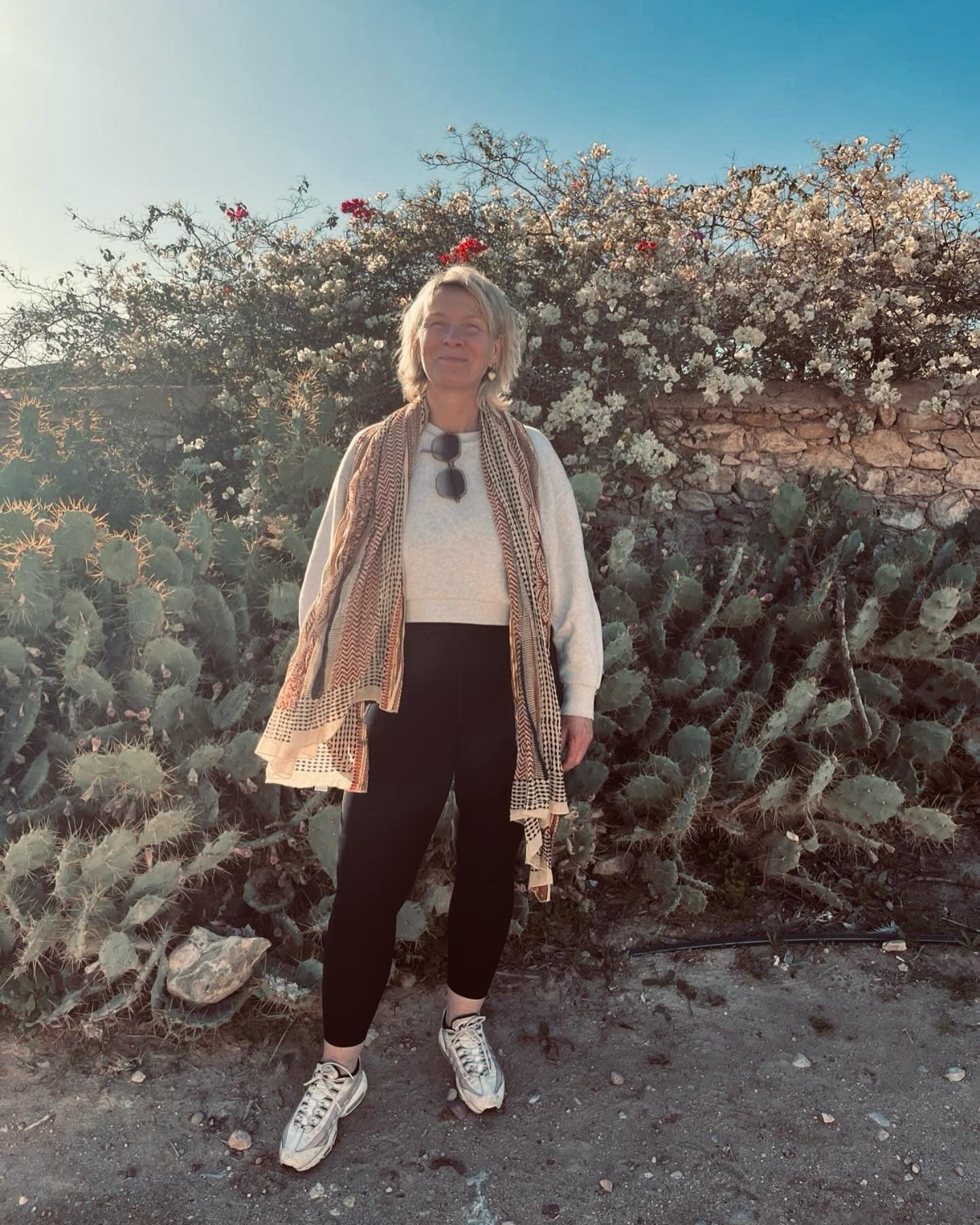 Generatie-verbinding in leiderschap:
Leiderschap is geen kwestie van leeftijd, maar van energie. Het gaat niet om het label ‘jong’ of ‘oud’, maar om de kracht die je vanuit jezelf brengt. In plaats van in hokjes te denken — ‘de jonge generatie’ of ‘de oude garde’ — kunnen we ons richten op de waarde van energie en ervaring.
Wat als we elkaar niet als tegenpolen zien, maar als bondgenoten? Het is de combinatie van de frisse energie en de ervaring die ons sterker maakt. Het is die brug tussen de generaties die de transformatie in gang zet. Leiderschap is niet gebonden aan een bepaalde leeftijd, maar aan de bereidheid om te leren, te verbinden en samen het verschil te maken.
Samen kunnen we dus niet alleen de systemen doorbreken, maar ook elkaars kracht versterken, ongeacht hoe lang we al rondlopen op deze aarde. Het is die collectieve liefdes energie die maakt dat we vooruit kunnen, door de transformatie kracht van liefde.
Kies je voor angst of kies je voor liefde?