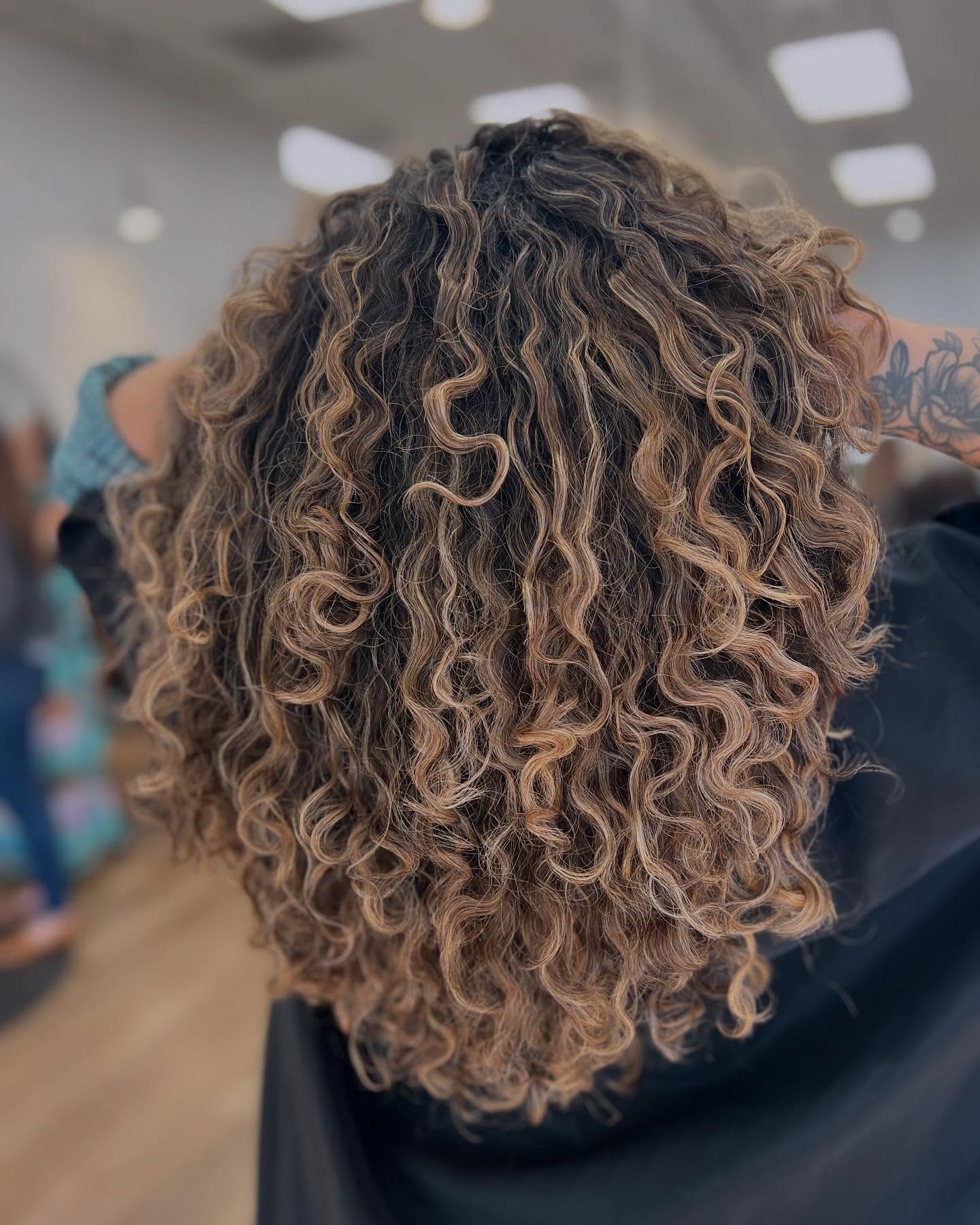 I loveeeee to paint a curly girl….especially when it’s my bestie (◕‿◕✿)