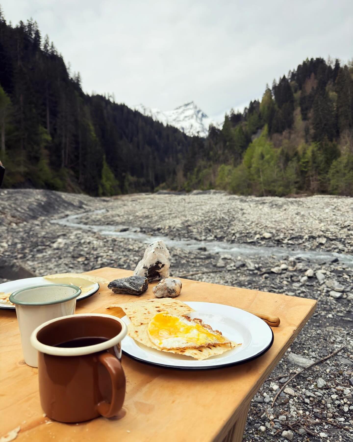 Frühstück am Fluss 🩵
Die Berge im Blick, das Rauschen des wilden Wassers, Steine unter den Füssen.
So fühlt sich Freiheit an.
Was will man mehr? Pura vida
#draussensein #purovanlife #morgenstimmung #bergeundkaffee #frühlingsgefühle #mountainkids
#vayaproducts #vayaboardkitchen 604034