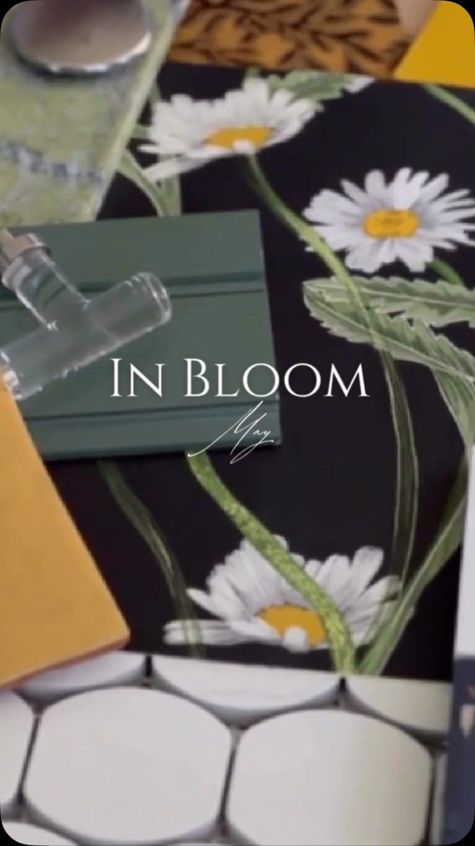 High contrast design packs a punch In this daisy inspired motif, the contrast is softened (slightly) with organic shapes and earthy colors. The yellow in the center of the daisy is so sunny and cheerful— and underutilized in decor, in my personal opinion. When paired with moody black, green, and white, and hints of rust, everything just pops! Much like the springtime blooms popping up all over this season.🌼🌼🌼 Personally, I can see this combo working very well in a walk-in-pantry, powder room or even a laundry room.
#May2025
#riinteriordesigner
#daisydecor