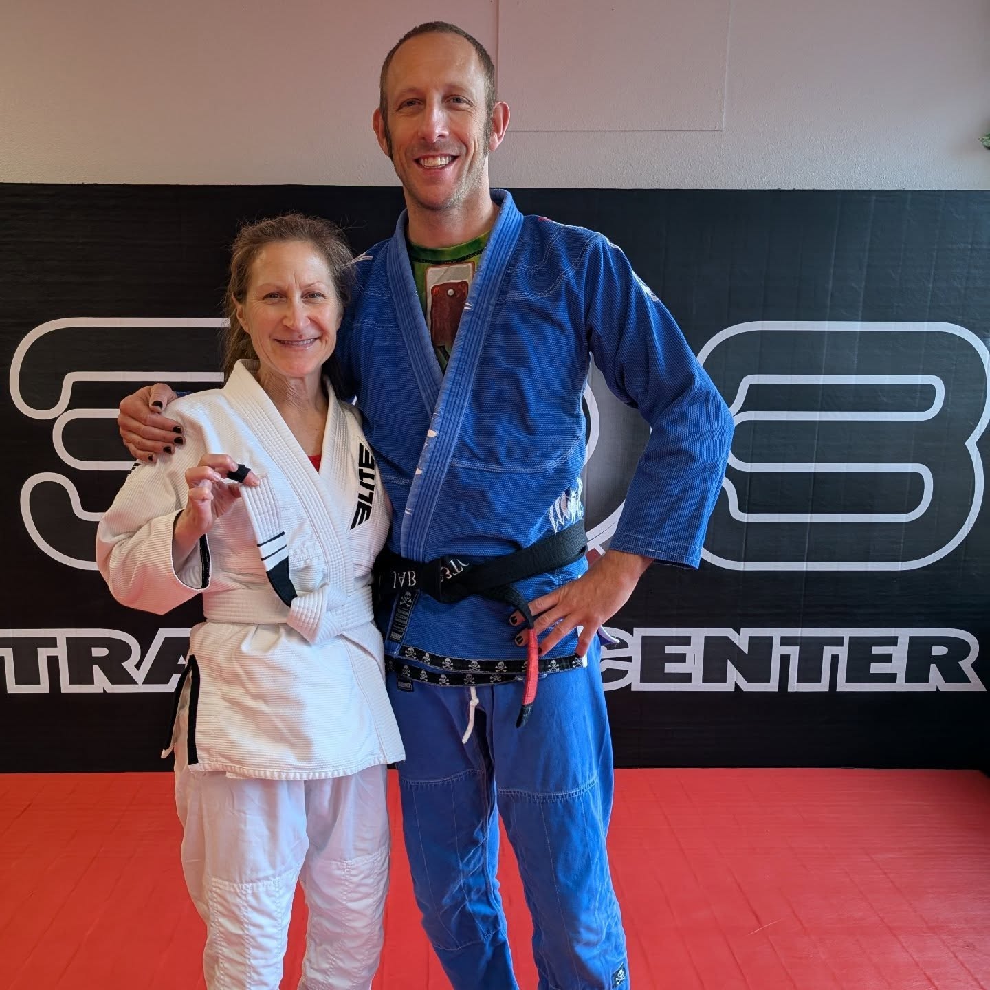 Champion!
It's not easy to start something new, in your '50s, at 6:30 in the morning, and your only training partner is a 190 lb man. But this lady's killing it. Keep up the good work! Thanks for letting me be your teacher.
#303tc #flowstate #selfsefense