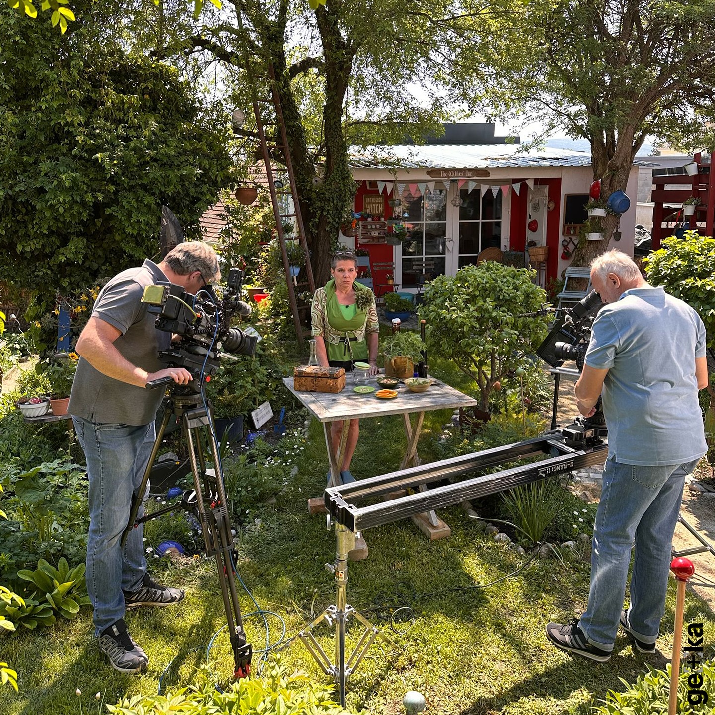 Abgedreht für Natur im Garten - mit einem Team, das sowohl am Set als auch beim Grillen perfekt eingespielt ist 🎬
Somit lassen wir intensive Drehtage mit einem herrlichen Grillabend ausklingen.
Wir nähern uns bald der 400. Sendung🥳
#naturimgarten #orf #filmcrew #tvproduktion #teamwork #setlife #gekafilm #behindthescenes #grillabend