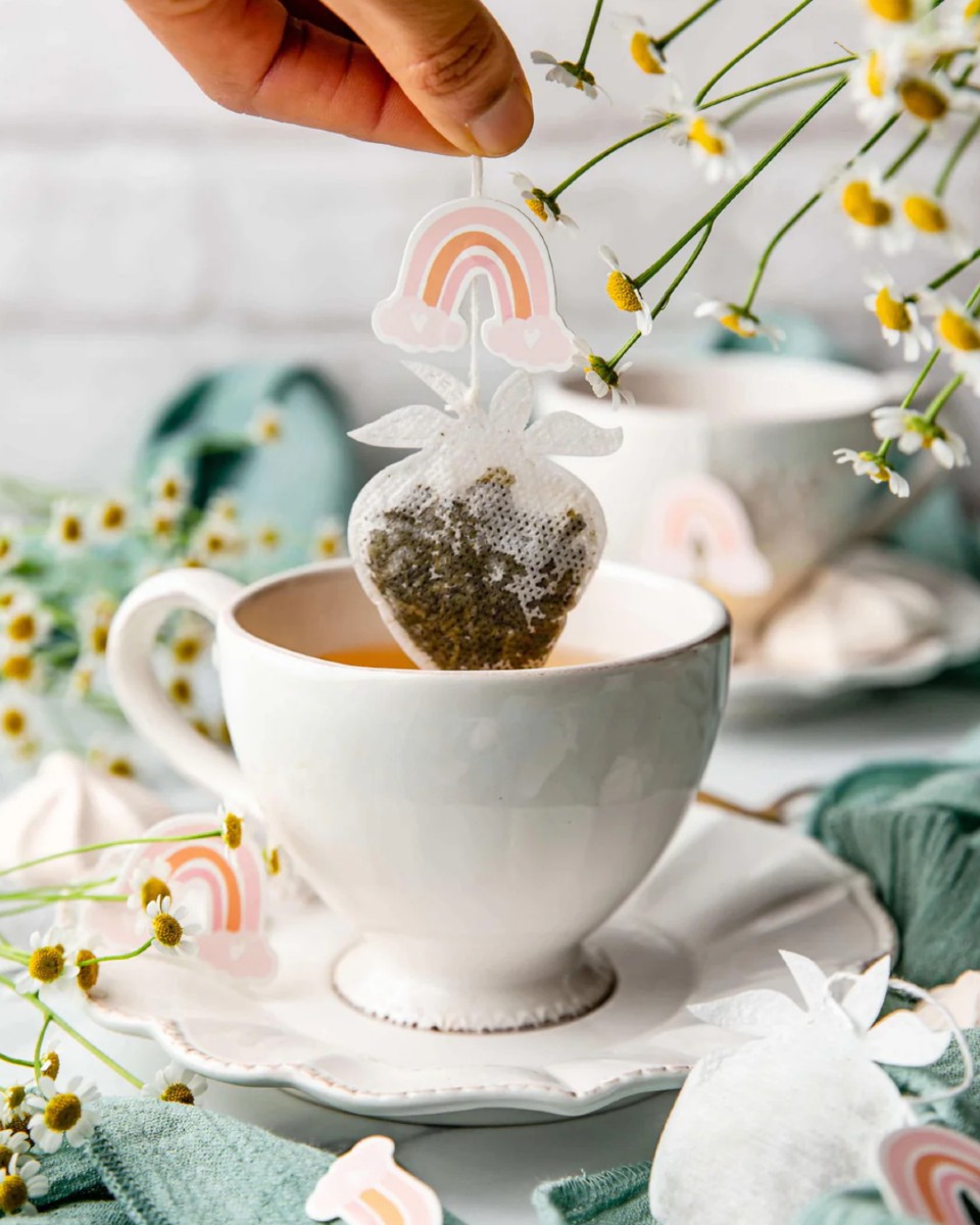 🍃 À la découverte de Tea Heritage – Un thé cousu de douceur
Derrière Tea Heritage, il y a Élodie, une jeune lyonnaise passionnée qui, depuis 2013, imagine un univers délicat autour du thé, fait de poésie et de raffinement.
🌸 Chaque sachet est cousu un à un, à la main ou à la presse, avec une attention infinie aux détails, pour offrir bien plus qu’une simple pause thé : un véritable moment de douceur.
🌿 Les mélanges sont élaborés à partir d'arômes naturels, de morceaux de fruits entiers, et de thés certifiés par le label Ethical Tea Partnership, garantissant qualité et respect de la planète.
Chez Camendice, nous avons eu un immense coup de cœur pour cet artisanat du thé, alliant créativité, éthique et tendresse 🍵
Et vous, c’est quoi votre moment thé préféré ? 💛
Le matin au calme ? En papotant ? En solo avec un livre ? Dites-nous en commentaire ☕
📍À retrouver en boutique à Aigle, pour offrir, s’offrir… et infuser un peu plus de poésie dans votre quotidien.
#teaheritage #ThéAvecAmour #MomentDouceur #Camendice #ÉthiqueEtPoétique #BoutiqueAigle