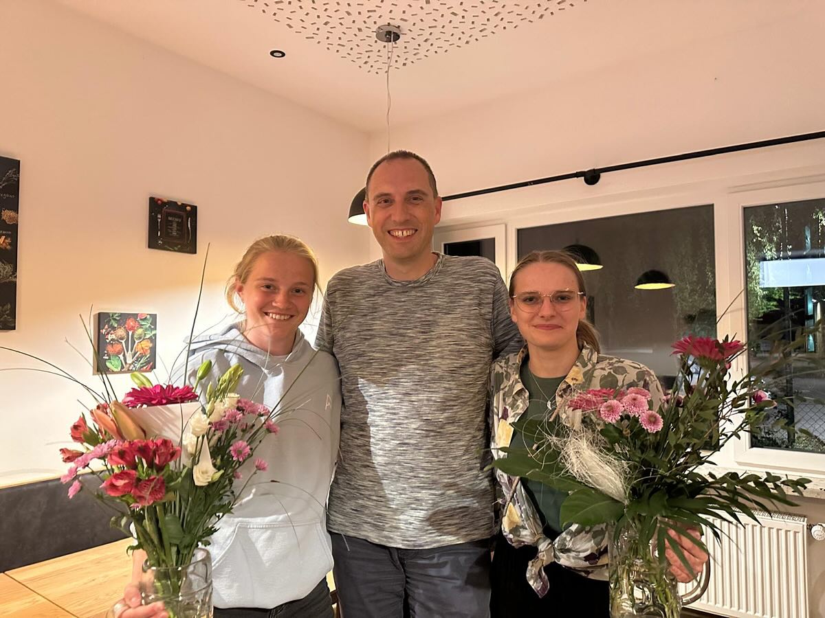 Liebe Lara! 🤍 Ob Ski-Training, Schnupper-Training oder Trainingslager im Stubaital, sehr oft hatten unsere Vereinskinder mit Dir gemeinsam Spaß im Schnee 🏔️.
Nun mussten wir Dich gestern Abend leider aus unserem Verein verabschieden.
Wir wünschen Dir für die Zukunft viel Erfolg in unserer Landeshauptstadt München.
🏁 im Namen aller Kinder und Eltern bzw. Mitglieder der Ski-Abteilung Kolbermoor 🎿 ... liebe Larissa ❤️ herzlichen Glückwunsch zur bestandenen Übungsleiterausbildung ⛷️ #ski#berge#skiundberge#winter#wintersport#abschied#kids#danke#skifahren#training#verein#team#einteam#svdjk#svdjkkolbermoor#huberberg#osteria#osteriaamhuberberg#feiern