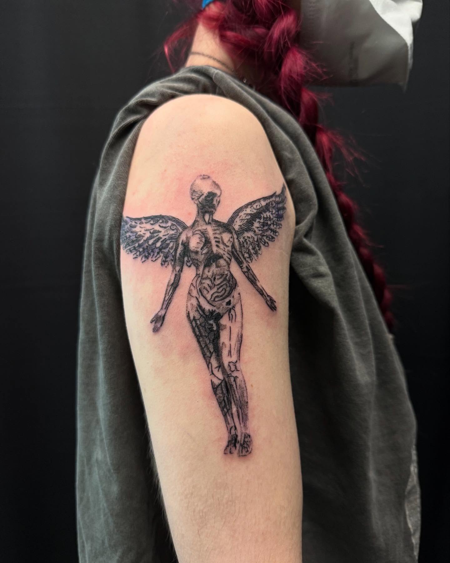 Some recent pieces done by @comic_hans
#tattoo #tattooartist #blackandgraytattoos #florals #babdtattoos