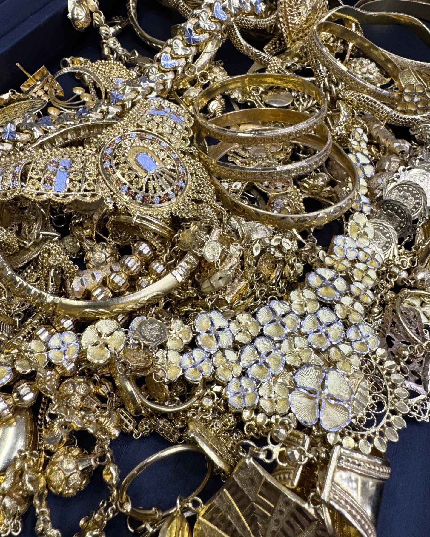 Bring us your gold! No amount is too big or too little! Here we have almost 1000 grams of 21k+ that we cashed a good client out of today! With the increase in gold compared to just the beginning of last year this client made nearly an extra $30,000! 🤯 Don’t wait for gold to go back down, stop on by today to sell us your broken or unwanted gold!