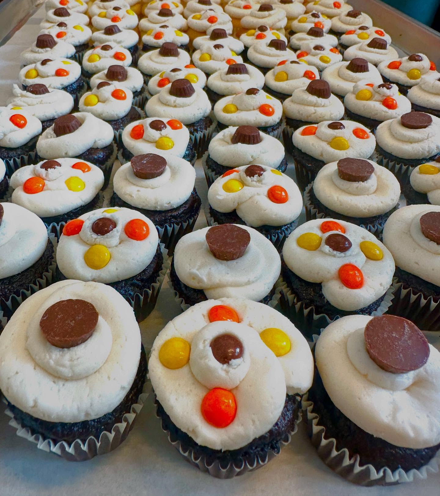 Mini cupcakes! #reesespeanutbuttercups #peanutbutterlover #buttercream #sweet #dessert #sweettoothforever