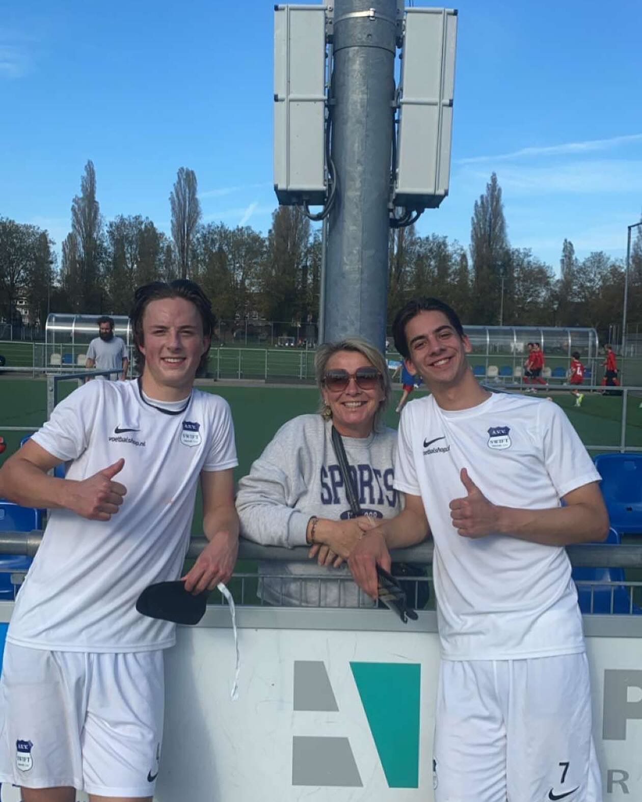 Love is a practice.
Elke dag opnieuw is het een bewuste keuze:
kies ik voor angst, of kies ik voor liefde?
Het stoppen met alcohol was zo’n keuze. Een daad van liefde. Naar mezelf.
Het bracht me helderheid, rust, echtheid.
Ik stelde minder uit. Was minder boos.
Ik voel oprecht. Mijn lijf. Mijn hart.
De liefde stroomt. Voor mezelf. Voor mijn kinderen. Ook in hún worstelingen kan ik nu beter aanwezig zijn.
Ik overzie meer. Ik slaap beter.
En eerlijk? Ik ben gewoon echt een leuker mens geworden.
Ik voel dat ik leef.
Ik creëer.
Ik kies.
Liefde beoefen je. Net als leren fietsen. Geef het aandacht, en het groeit.
Kiezen voor liefde is de beste investering die ik ooit heb gedaan.
Kiezen voor liefde brengt mij steeds dichter bij mijn belangrijkste waarde: vrijheid.
Als we allemaal steeds meer zouden kiezen voor liefde…
hoe zou de wereld er dan uitzien?
Welke keuze maak jij vandaag? Liefde of angst?