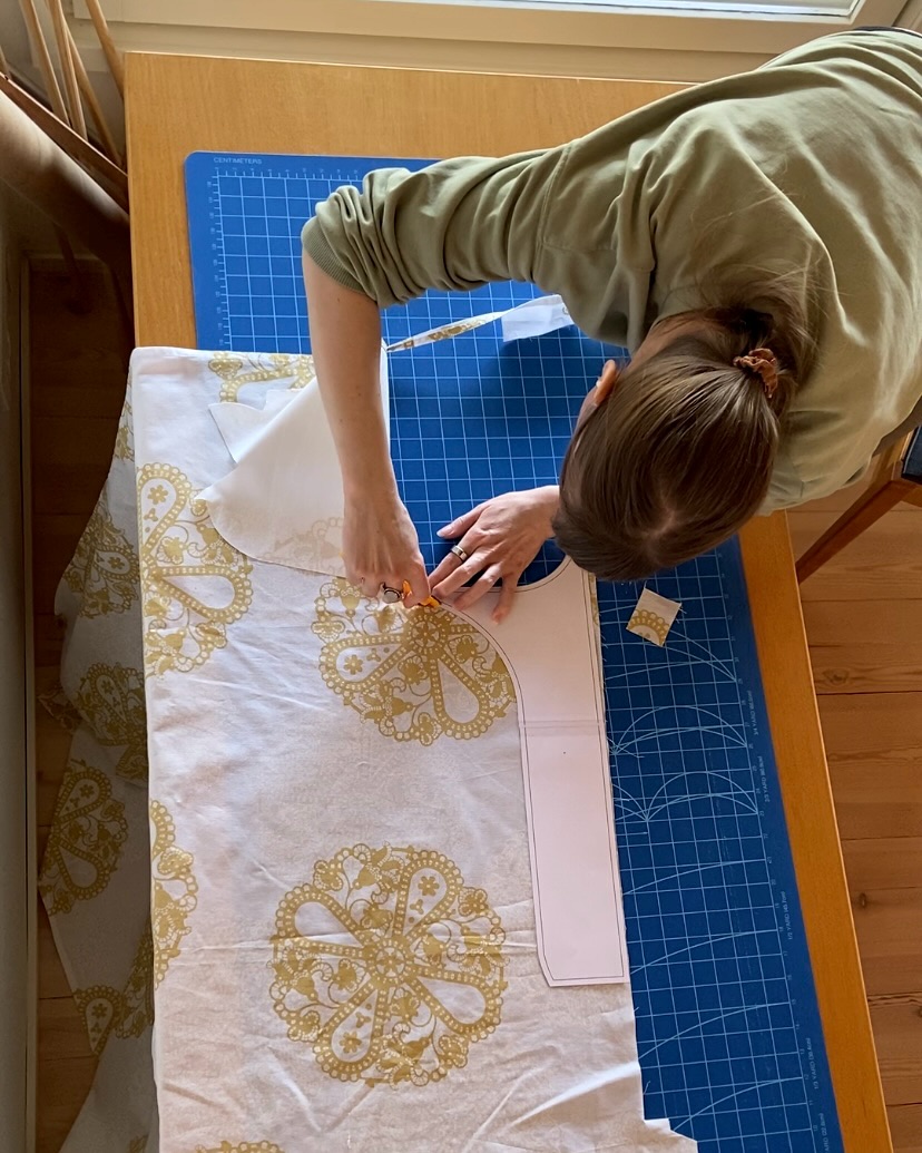 Lately, I’ve had the joy of working on a truly inspiring commission. While the piece is still waiting to be installed on its new wall, I’d love to share a few moments from the making process with you ✨ More to come! ☺️
#atelierveini #textileartist #workinprogress #textileartprocess #modernquilter #upcycledtextiles #creativeprocess handcrafted #slowmade #behindthescenes