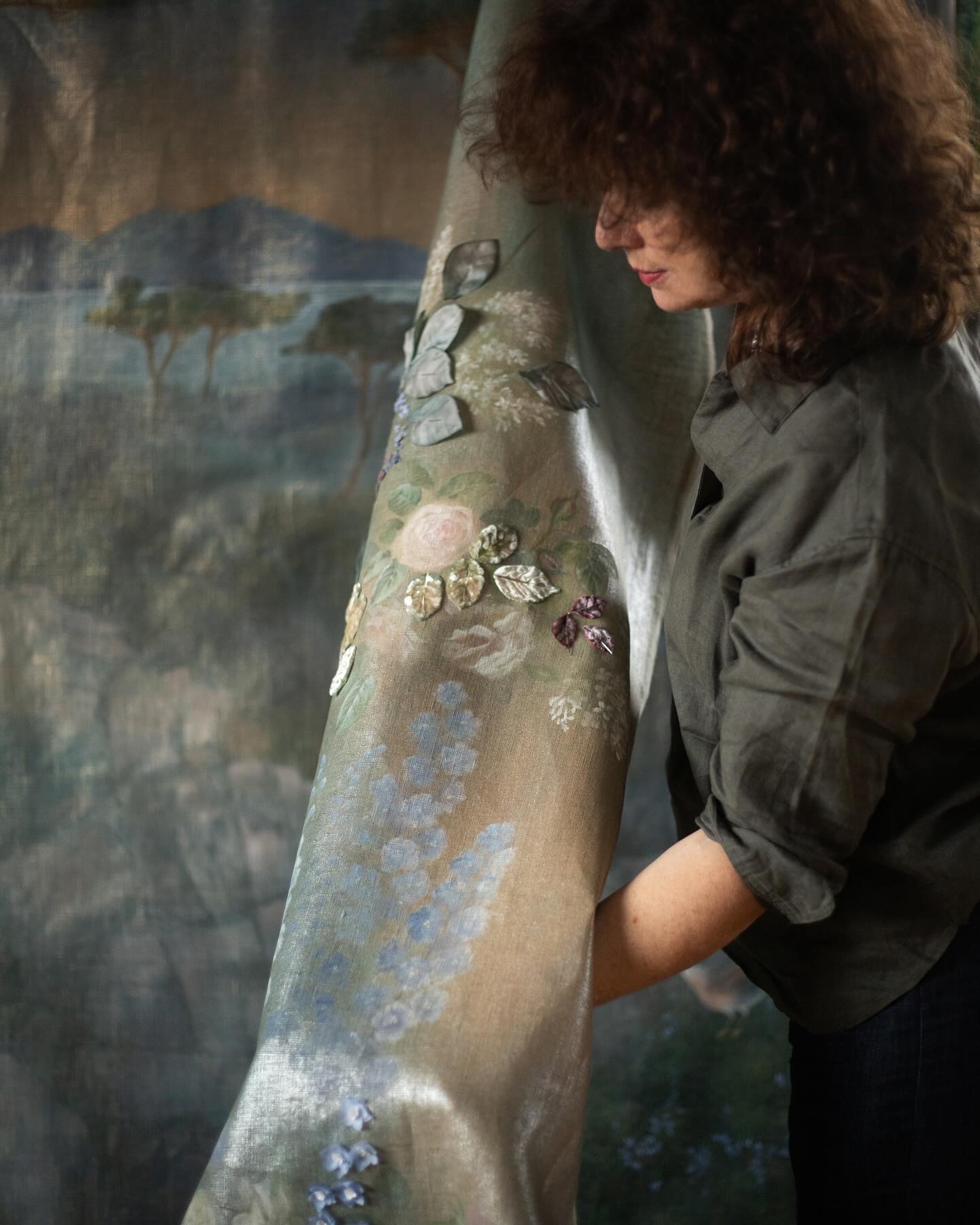 J’aime travailler la matière et les couleurs en associant plusieurs techniques : la peinture, la broderie et le façonnage de fleurs et de feuilles en soie.
J-16 @biennale_revelation ! 21 au 25 mai au Grand Palais à Paris
📷@marionsaupin
#biennalerevelations2025 #peintreendecor #savoirfaire #savoirfairefrancais #artisanat #artisanatdart #madeinfrance #bespoke #interiordesign #luxuryhome #homedesign #homedecor #artisansdexcellence #contemporaryart
#artisanetextile