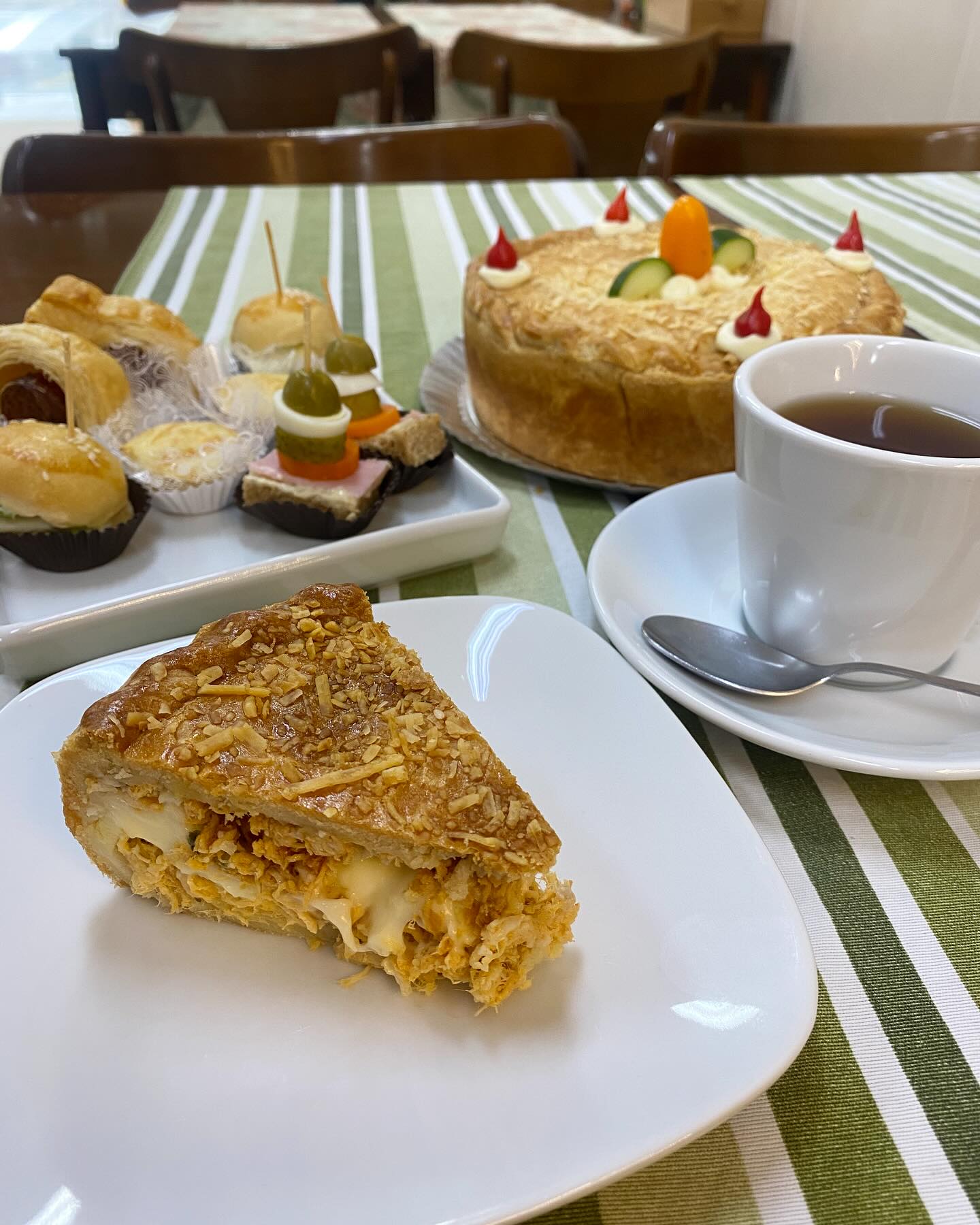 Para quem optar por aquele café da tarde com as mamães no Domingo, também estamos com várias opções salgadas para tornar o café da tarde mais delicioso. 🤤😋
Trabalhamos com diversos salgados, assim como a opção de quiches e pastelões em vários sabores.
Ligue em nossa loja e garanta já o seu!
NÃO ABRIREMOS DOMINGO 🛑