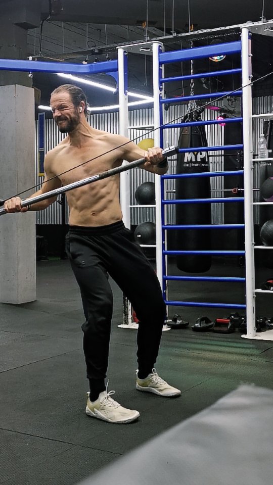 Twisting exercises are fantastic for strengthening your obliques. These muscles, running along the sides of your abdomen, play a crucial role in core stability, rotational movements, and even helping you maintain good posture. Stronger obliques can translate to better performance in sports that involve twisting, like golf, tennis, and even swimming.
Beyond just strength, twisting can significantly improve your core stability. Think of your core as the foundation for all your movements. When your obliques are strong and engaged, they contribute to a more solid and stable midsection. This not only helps with athletic endeavors but also improves balance and reduces the risk of lower back pain.
Speaking of movement, twisting enhances your rotational power and flexibility. Everyday activities like reaching across your body or turning to look behind you become easier and more fluid. Increased flexibility in your torso can also improve your range of motion in other exercises and reduce the likelihood of strains or injuries.
And here's a bonus you might not have considered: twisting can aid in digestion! The gentle compression and movement of your torso during twisting exercises can help stimulate blood flow to your digestive organs, potentially promoting better gut health.
Finally, let's not forget the postural benefits. Strong obliques help support your spine and maintain proper alignment. By actively engaging them through twisting, you can counteract the slouching that often comes with prolonged sitting and improve your overall posture.
So, how can you incorporate twisting into your routine? Think Russian twists, bicycle crunches, standing torso twists, or even modified yoga poses. Start slowly, listen to your body, and gradually increase the intensity and range of motion.
#mastermindframes #personaltrainer #functionalfitness #pilates #croydon #functionaltraining #myptcroydon