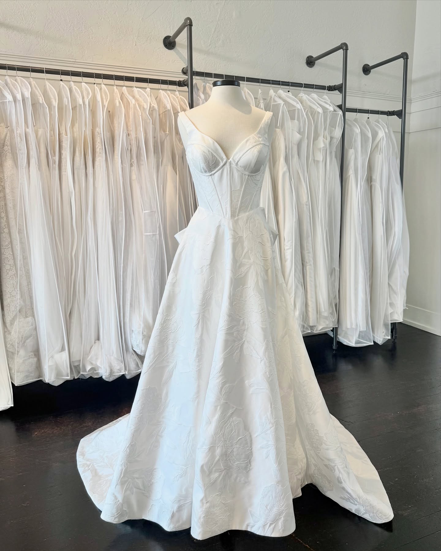 Modern florals and a timeless silhouette.🌷
LUCA has a basque waist, floral fabric AND the option for a detachable bow on the back. It’s easy to say we’re in LUV!✨
•
•
•
•
#fortheluv #luvey #snohomishwedding #seattlewedding #seattlebride #weddingdress #satinweddingdress #timelessweddingdress