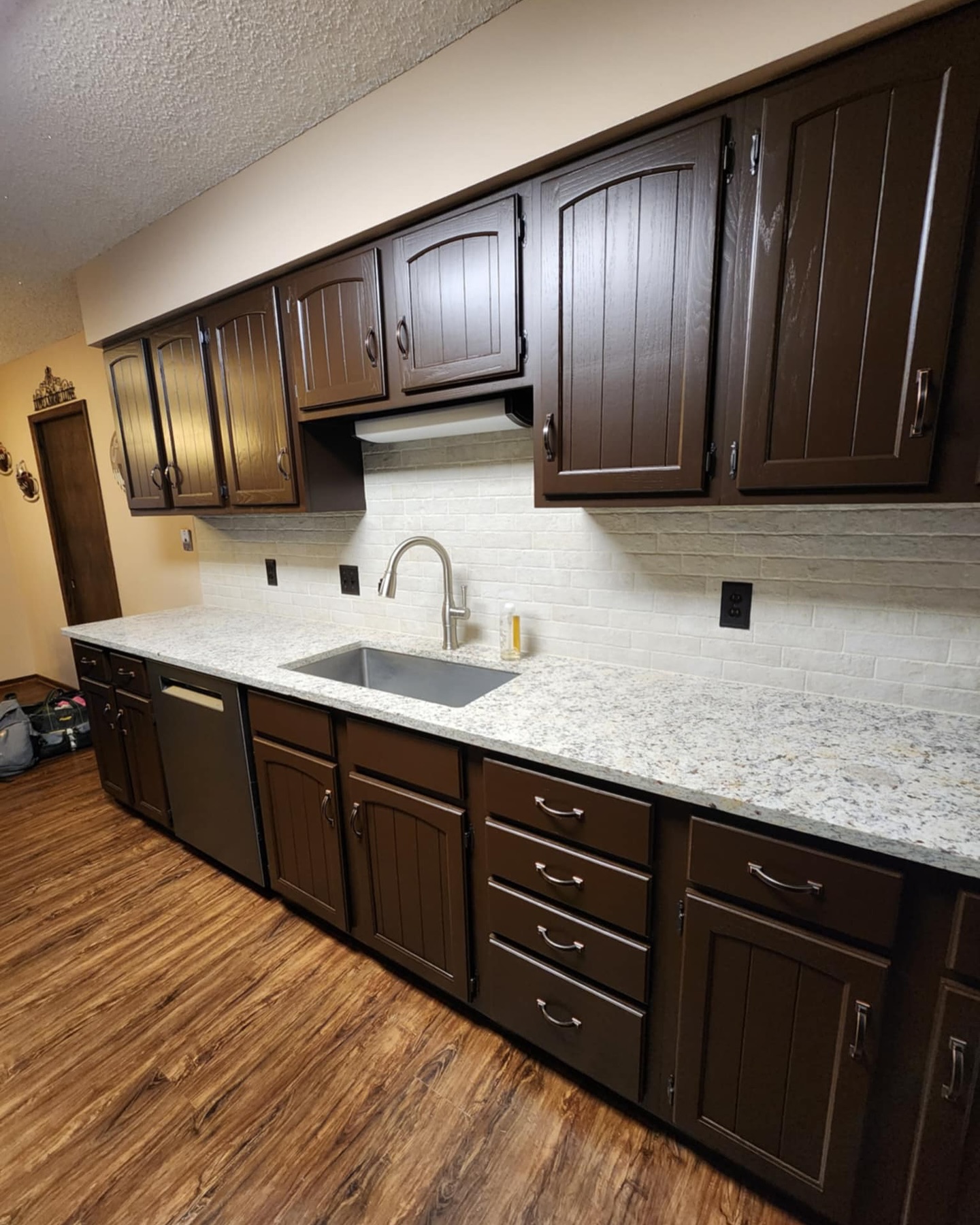Just wrapped up this gorgeous transformation with rich espresso-colored cabinets in ‘Black Bean’ by Sherwin Williams! The perfect deep tone to add warmth and style to any space.