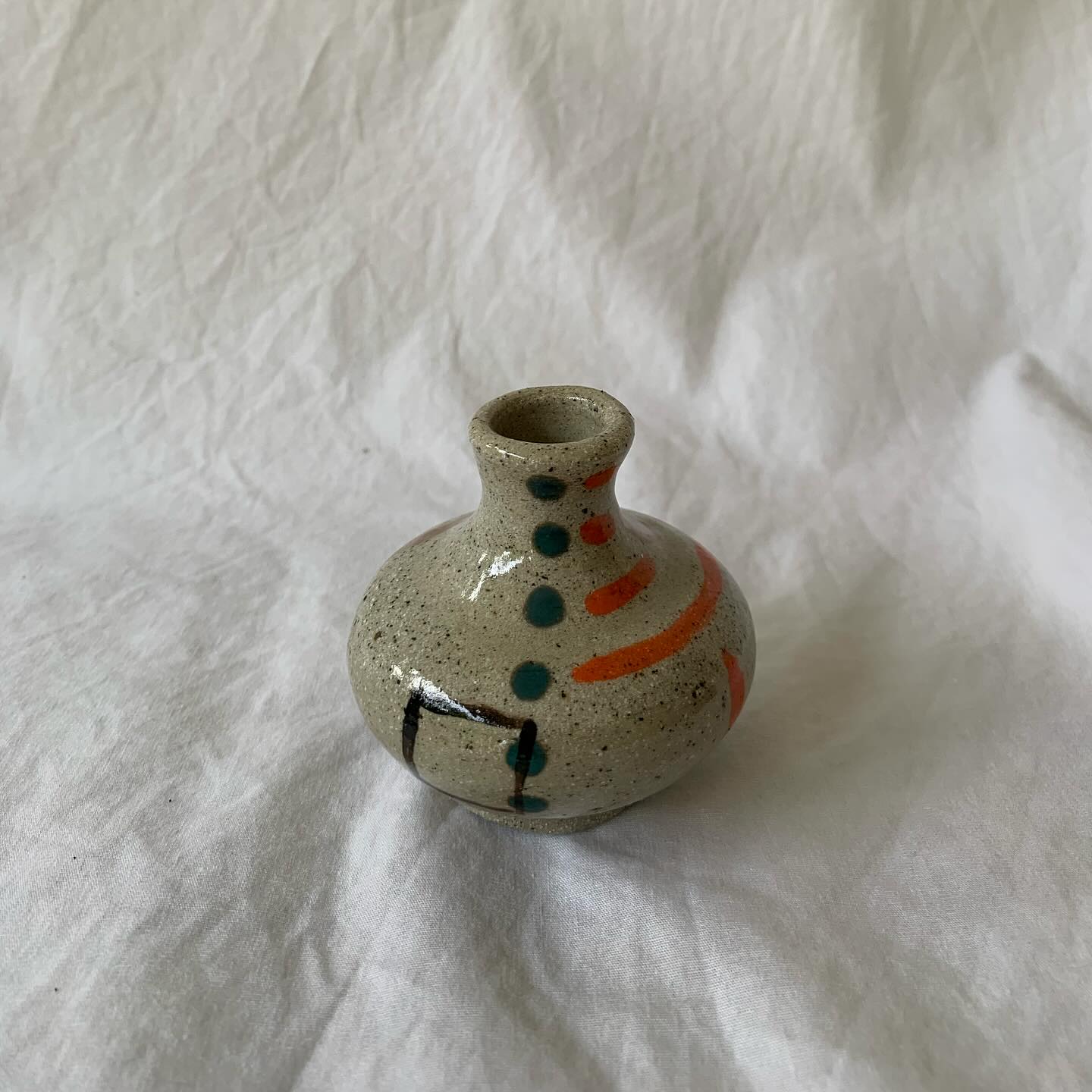 a closer look at these hand painted bud vases 🎨